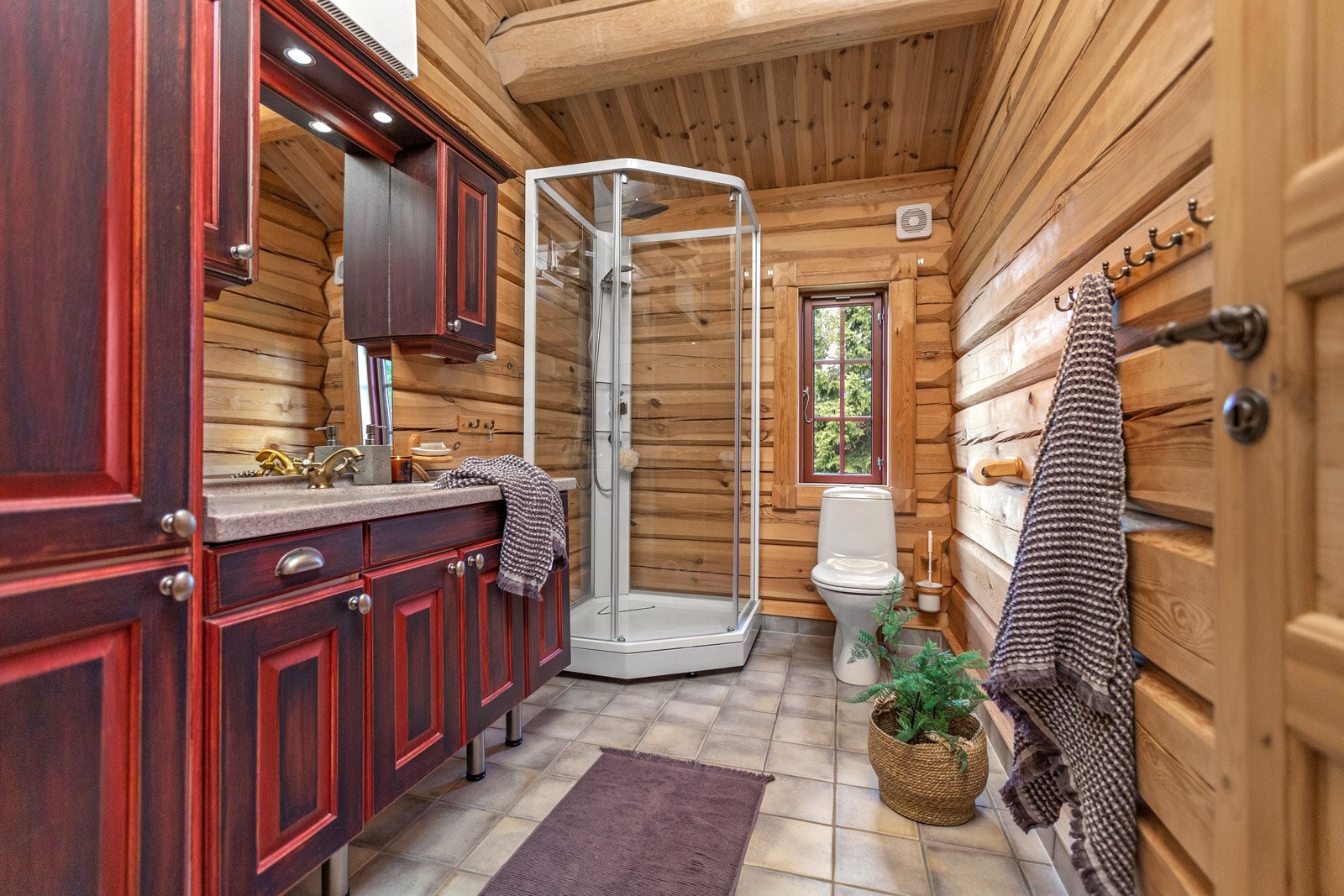 Koselig og velholdt bad med innredning fra Sivesind. Badet er videre innredet med dusjkabinett, gulvmontert wc samt flislagt gulv med varmekabler. Galleribilde