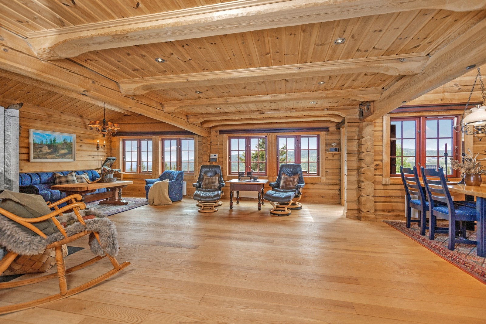 Hytta har en gjennomgående god standard over to plan og bærer preg av godt vedlikehold og forsiktig bruk Galleribilde