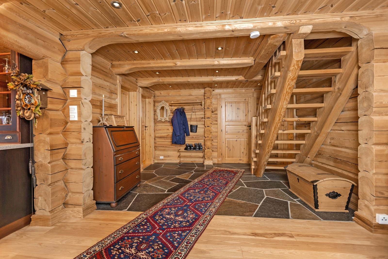 Hall med trapp opp til loftsetasjen Galleribilde