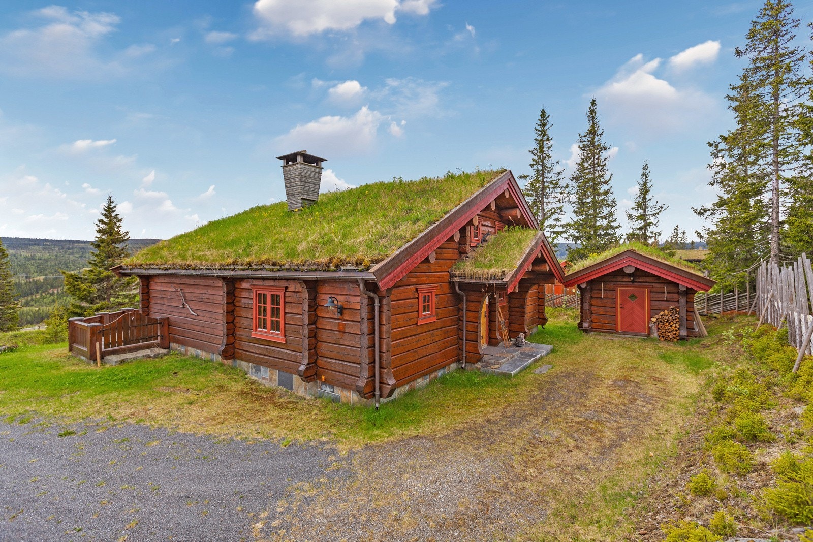 Stor eiet tomt på over 2 mål med meget gode sol - og utsiktsforhold. Langrennsløypen går rett i bakkant av tomten. Galleribilde