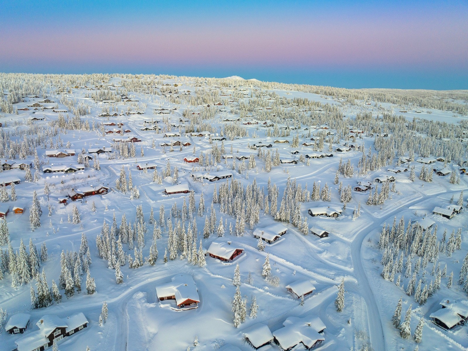 Hytta ligger høyt og fritt til på Sør-Skei i et område uten gjennomgangstrafikk Galleribilde