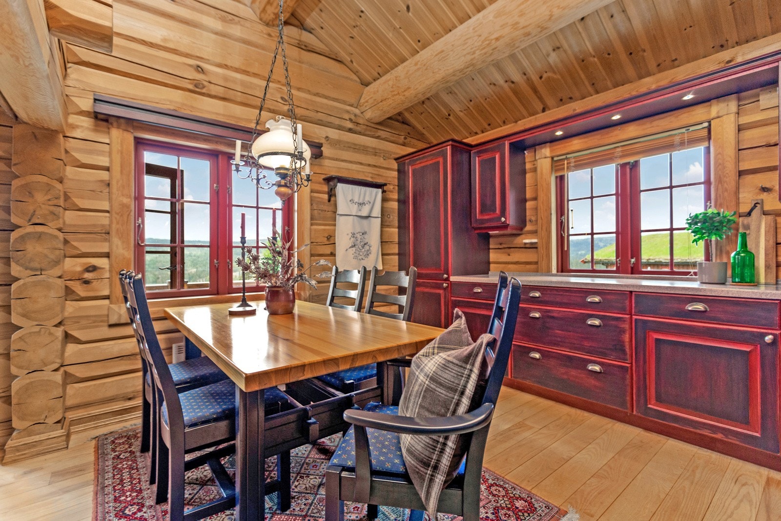 God plass til spisebord mot kjøkkenvindu Galleribilde