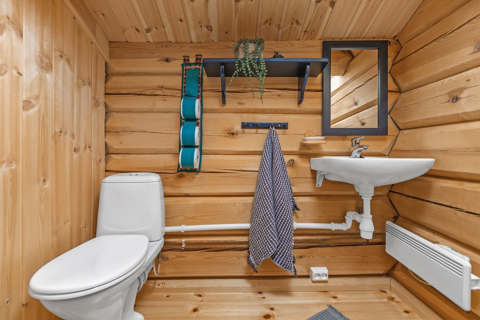 Hytta har i tillegg et separat wc-rom i naturlig tilknytning til soverommene i loftsetasjen, samt et praktisk vaskerom/teknisk rom i tilknytning til entréen. Galleribilde