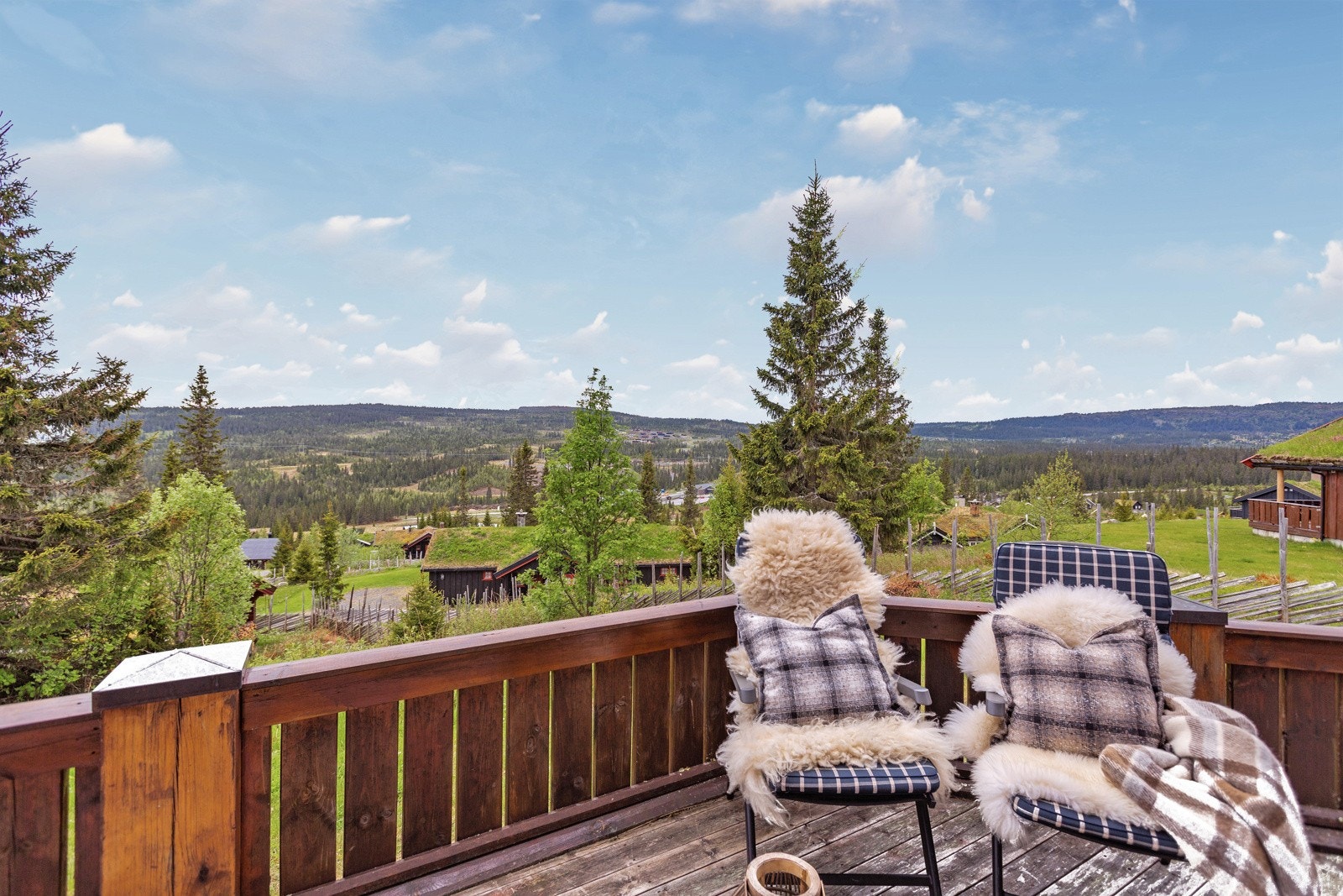 Fra terrassen har man flott utsikt mot omkringliggende områder. Galleribilde