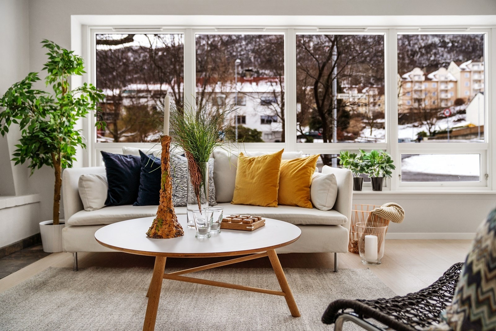 Stue med store vinduer Galleribilde