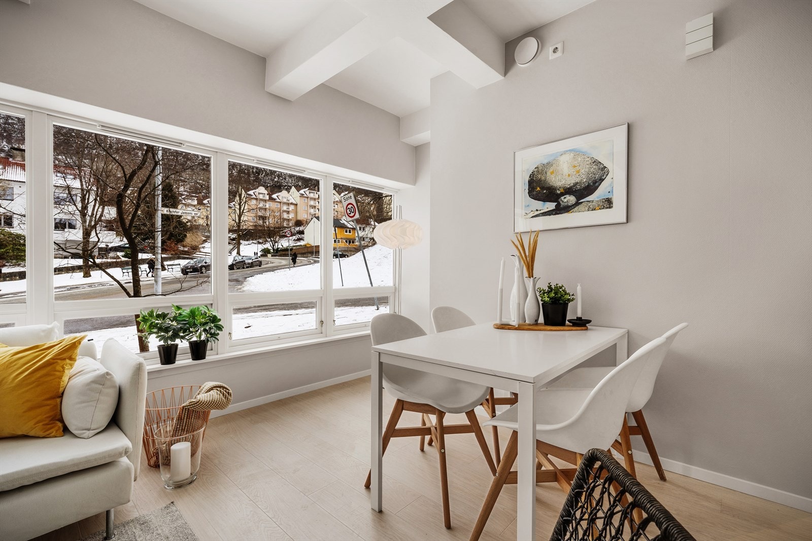 Stue mot hovedvei Galleribilde
