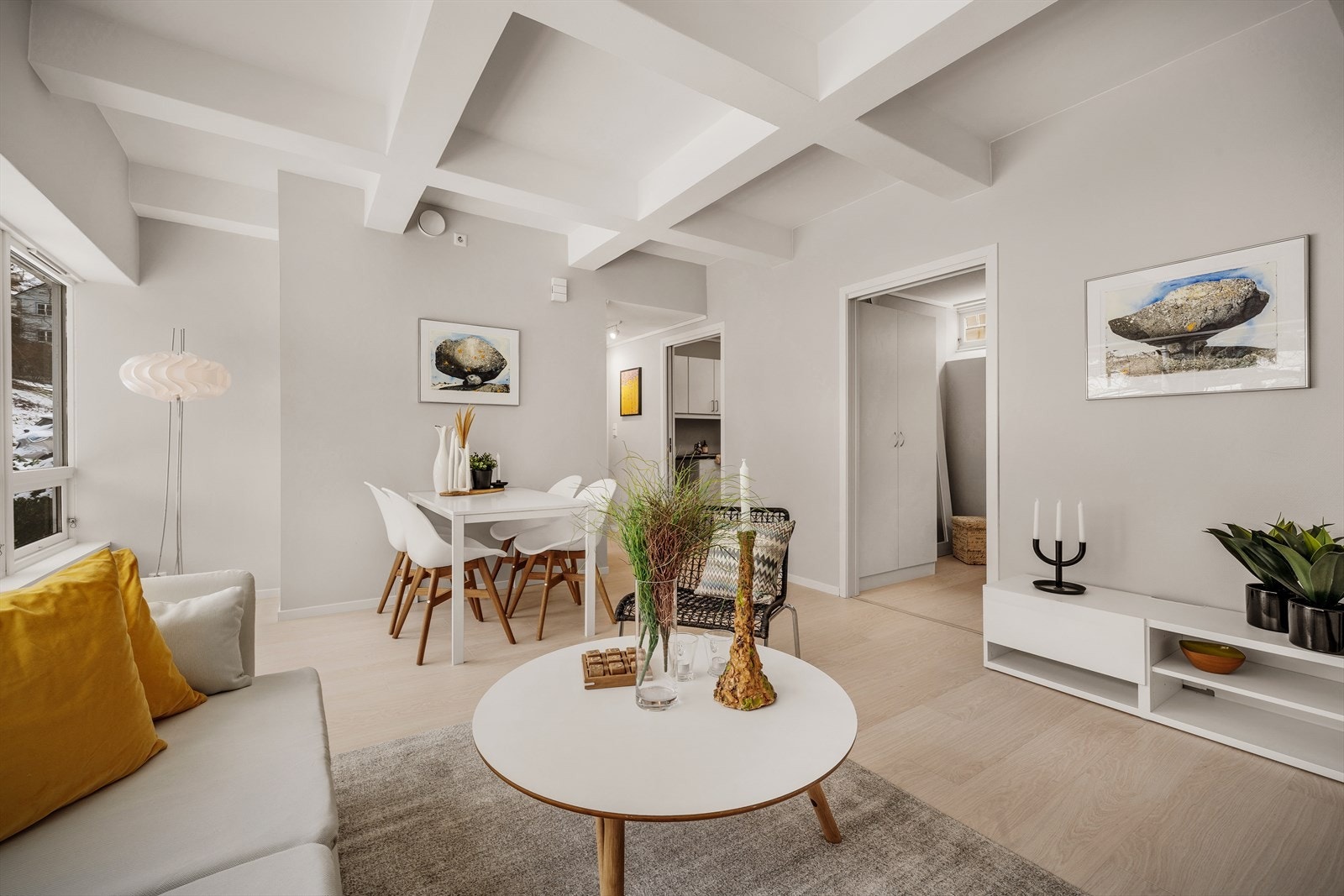 Stue med plass til både sofa og spisebord Galleribilde