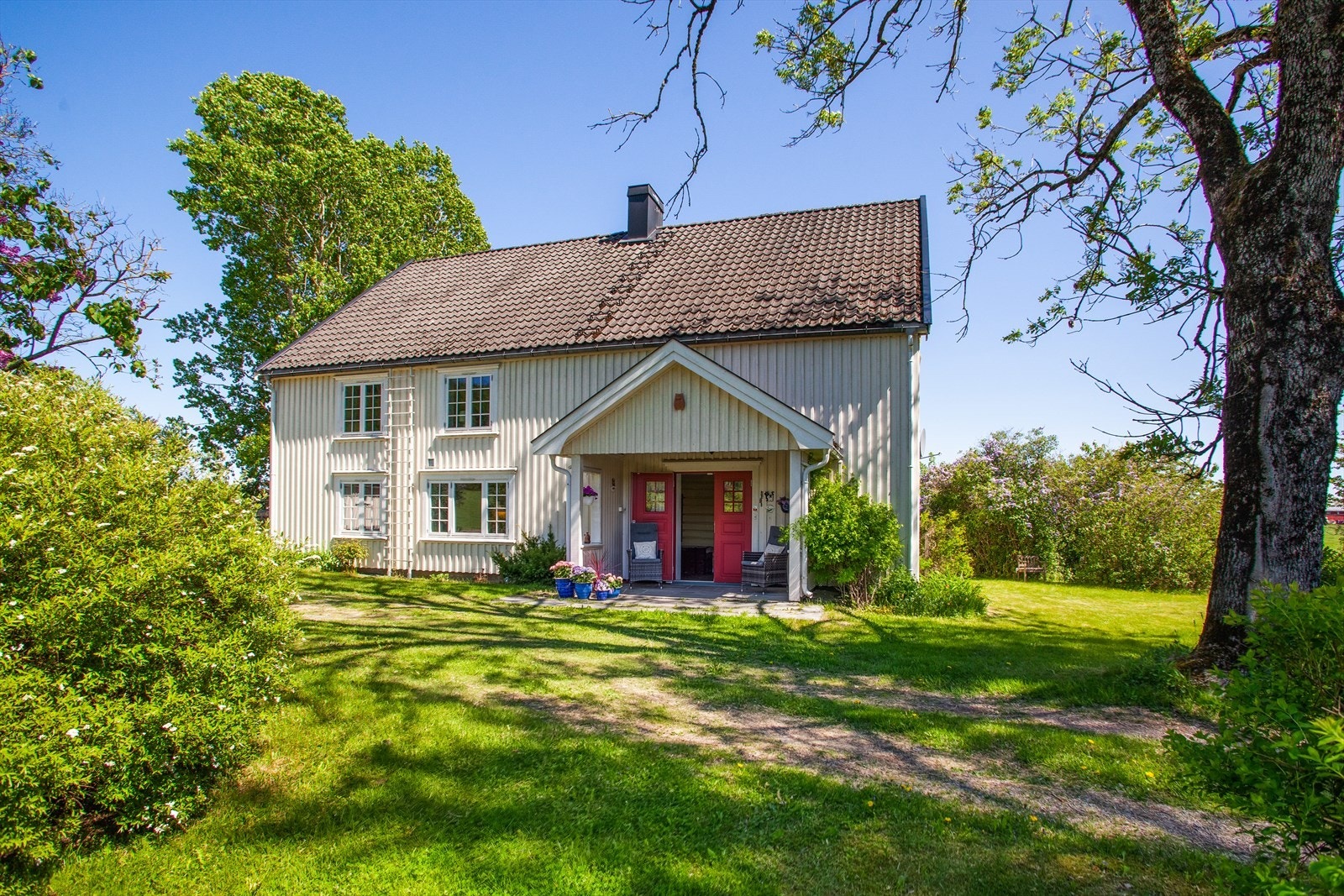 Koselig overbygd inngangsparti. Galleribilde
