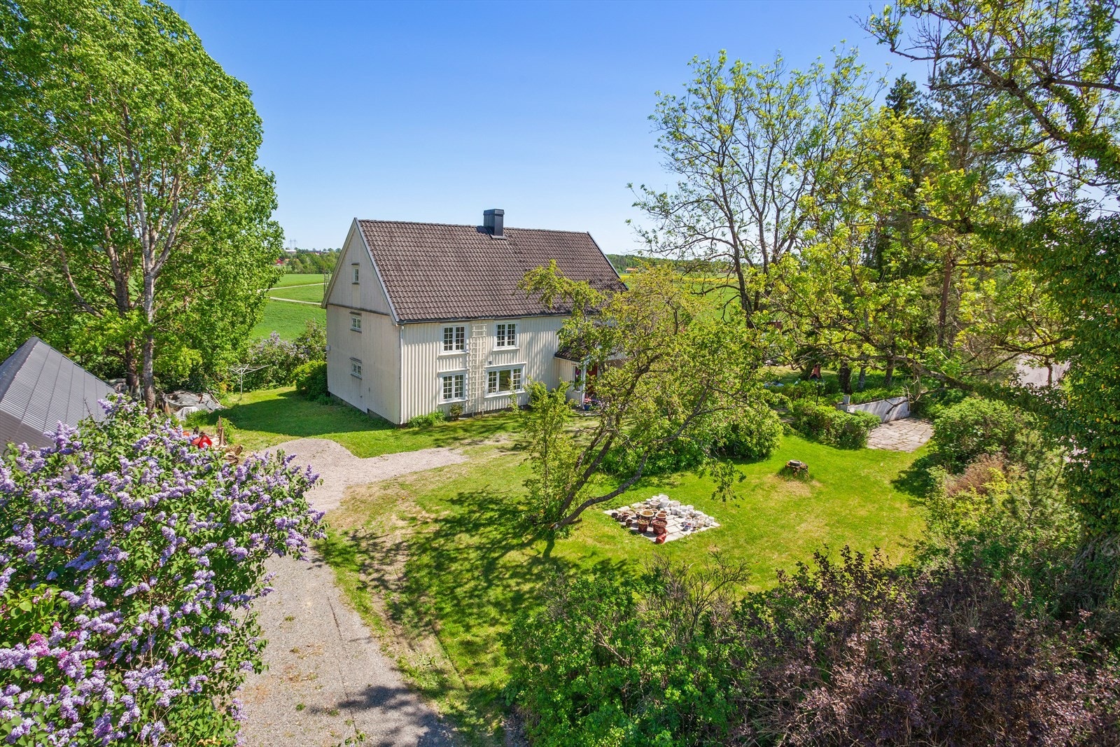 Eiendommen har en nydelig plassering i åpent landskap, noe som gir fantastiske solforhold og en enorm frihetsfølelse. Galleribilde