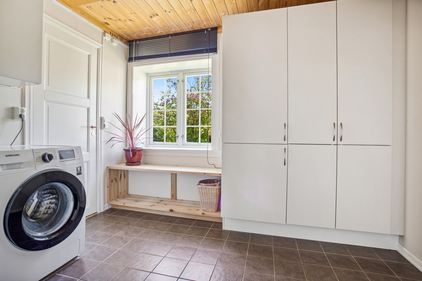 Stort vaskerom med god plass til oppbevaring, samt opplegg for vaskemaskin. Galleribilde