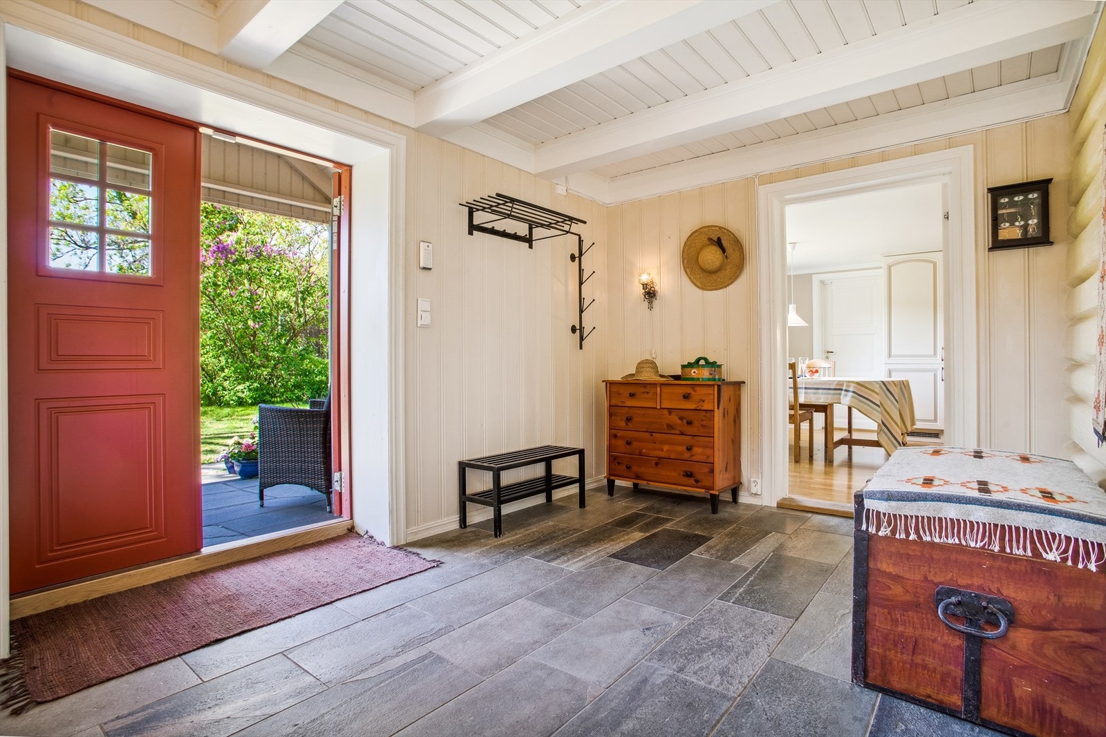 Stor flislagt hall med god plass til oppbevaring. Galleribilde