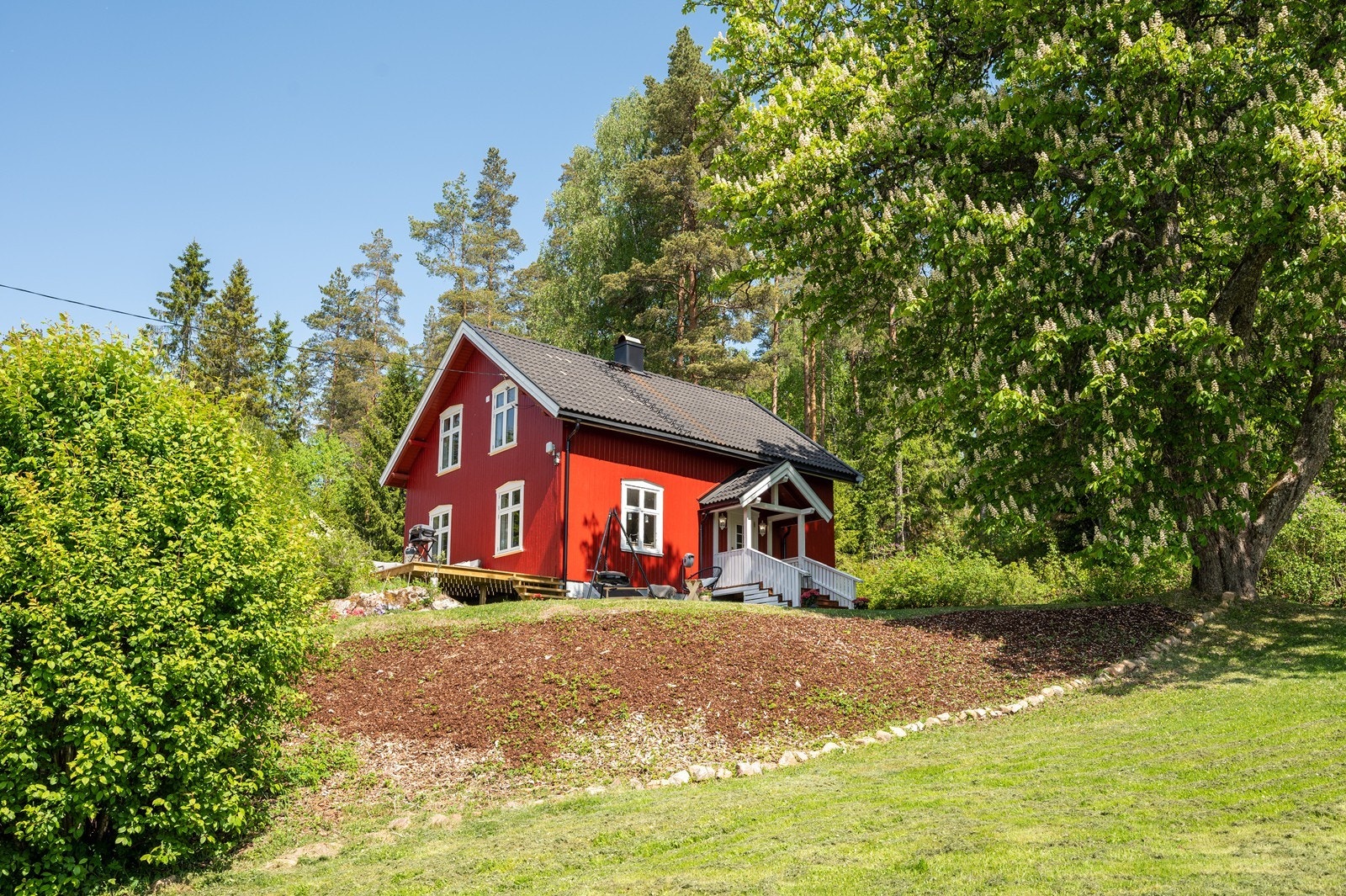 Eiendommens areal er på 38,8 mål - og omkranset av vakker natur. Galleribilde