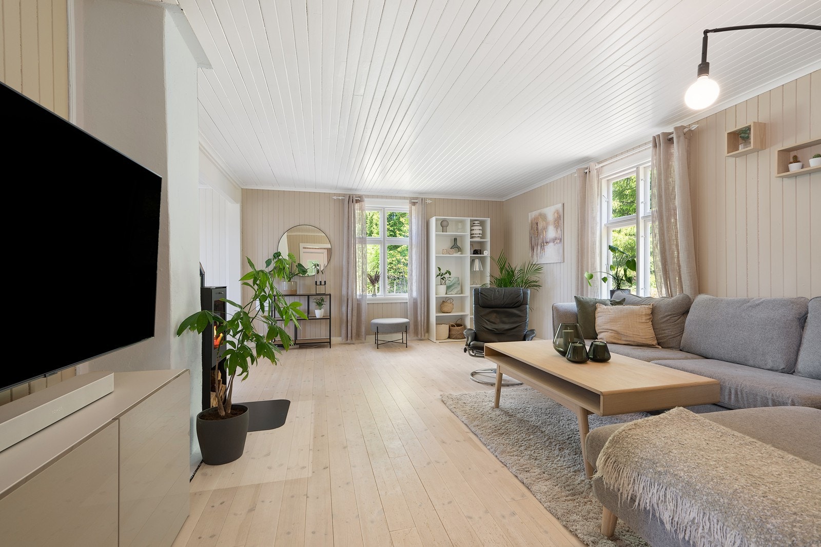 Det er god plass til sofagruppe og tv/medialøsning. Galleribilde