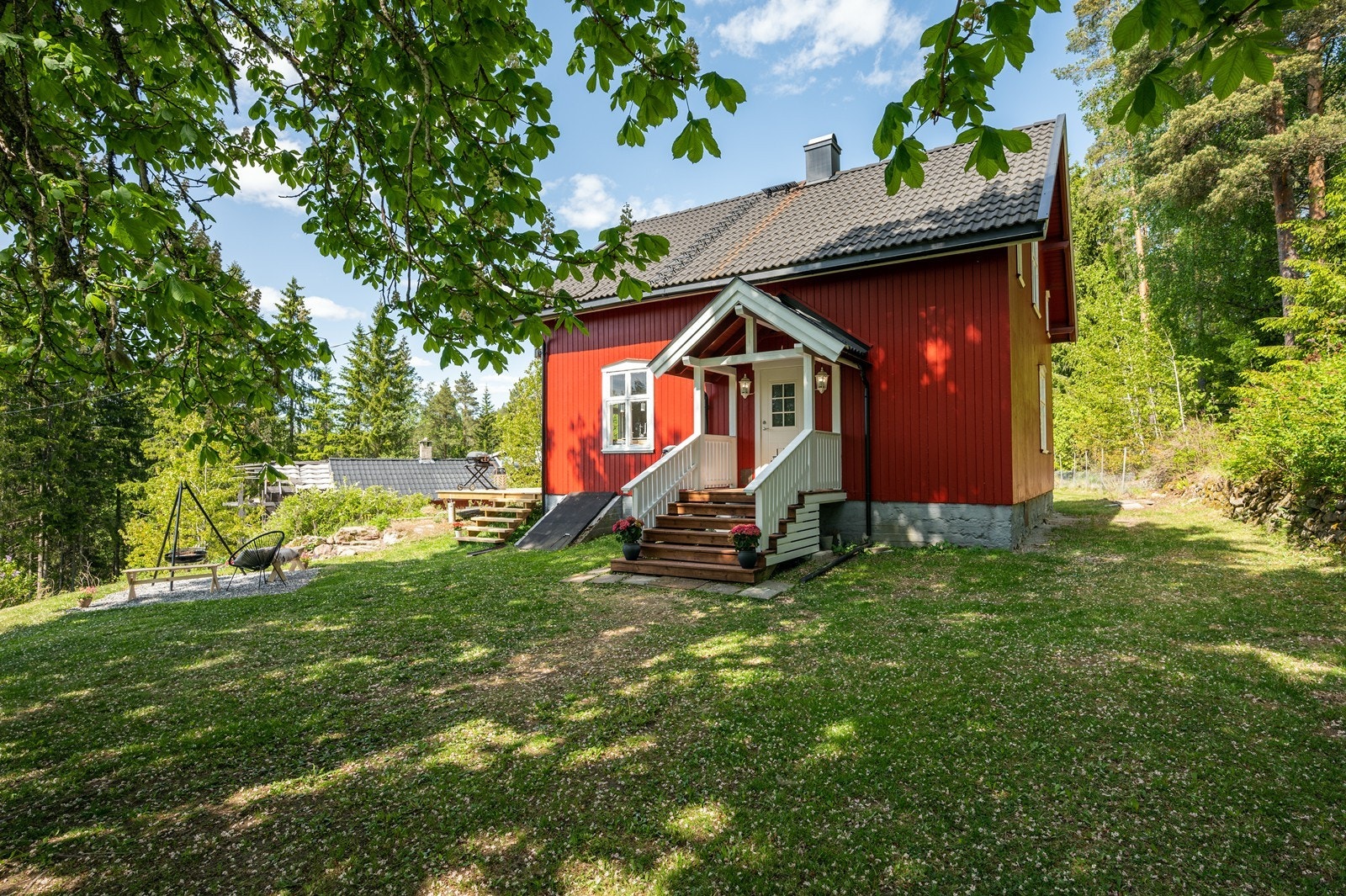 Et idyllisk beliggende småbruk ca 5 km øst for Løken. Galleribilde