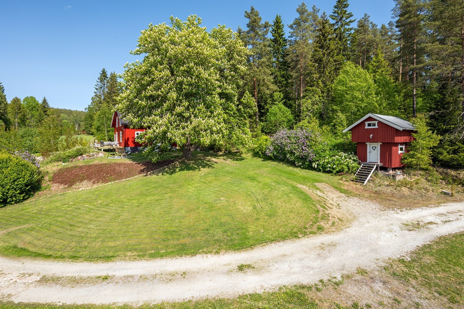 Hagen er pent opparbeidet med prydbusker og annen beplantning. Galleribilde