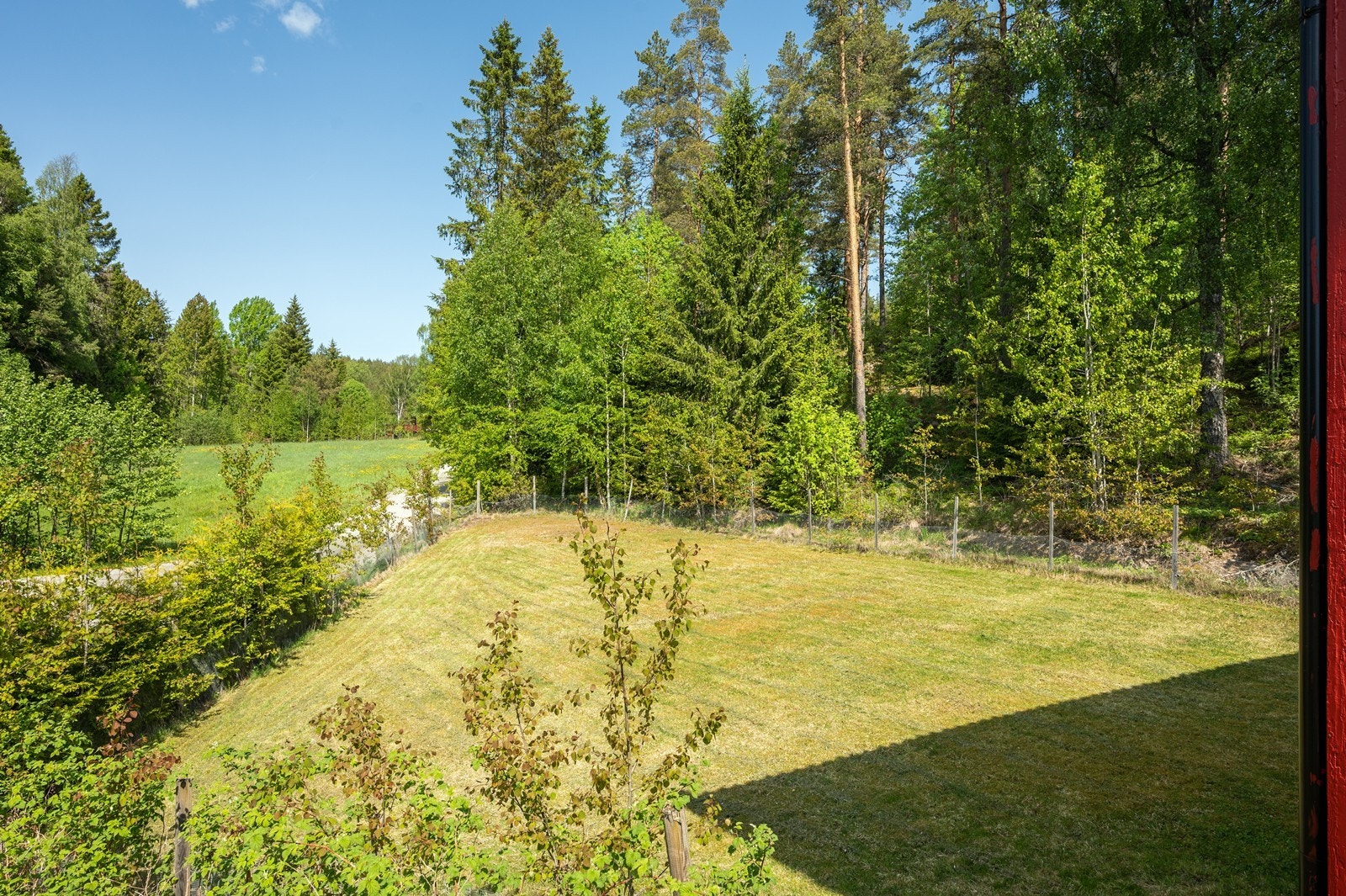I bakkant av boligen er det rikelig med boltreplass for liten og stor. Galleribilde
