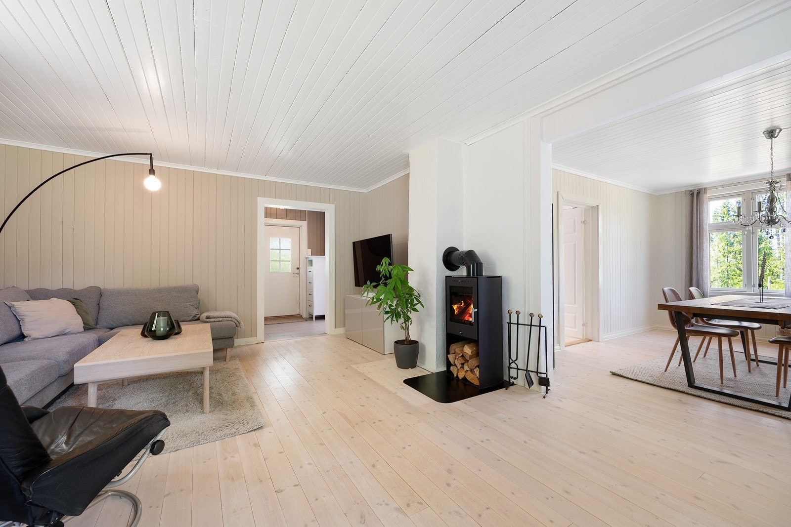 Spisestue og stue ligger sammen og har en avlang utforming med gode møbleringsmuligheter.
En moderne peisovn sørger for ekstra hygge og varme. Galleribilde