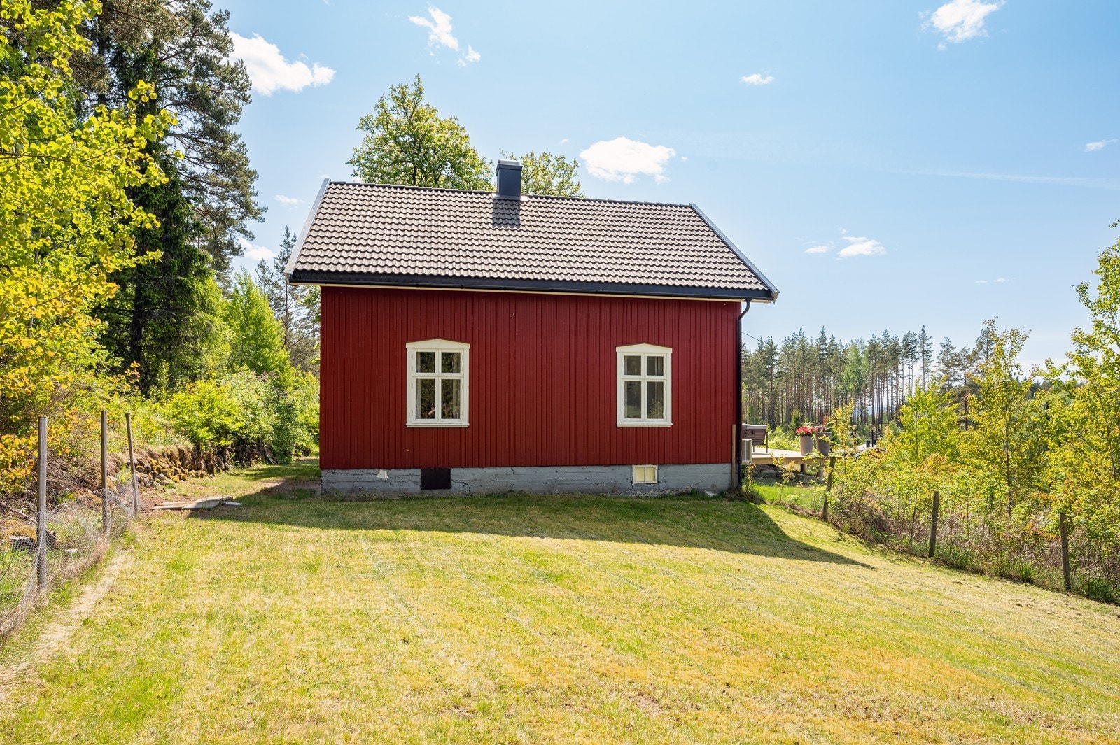 Boligen ble malt utvendig i 2023 og det ble satt inn fire nye to-lags vinduer. Galleribilde