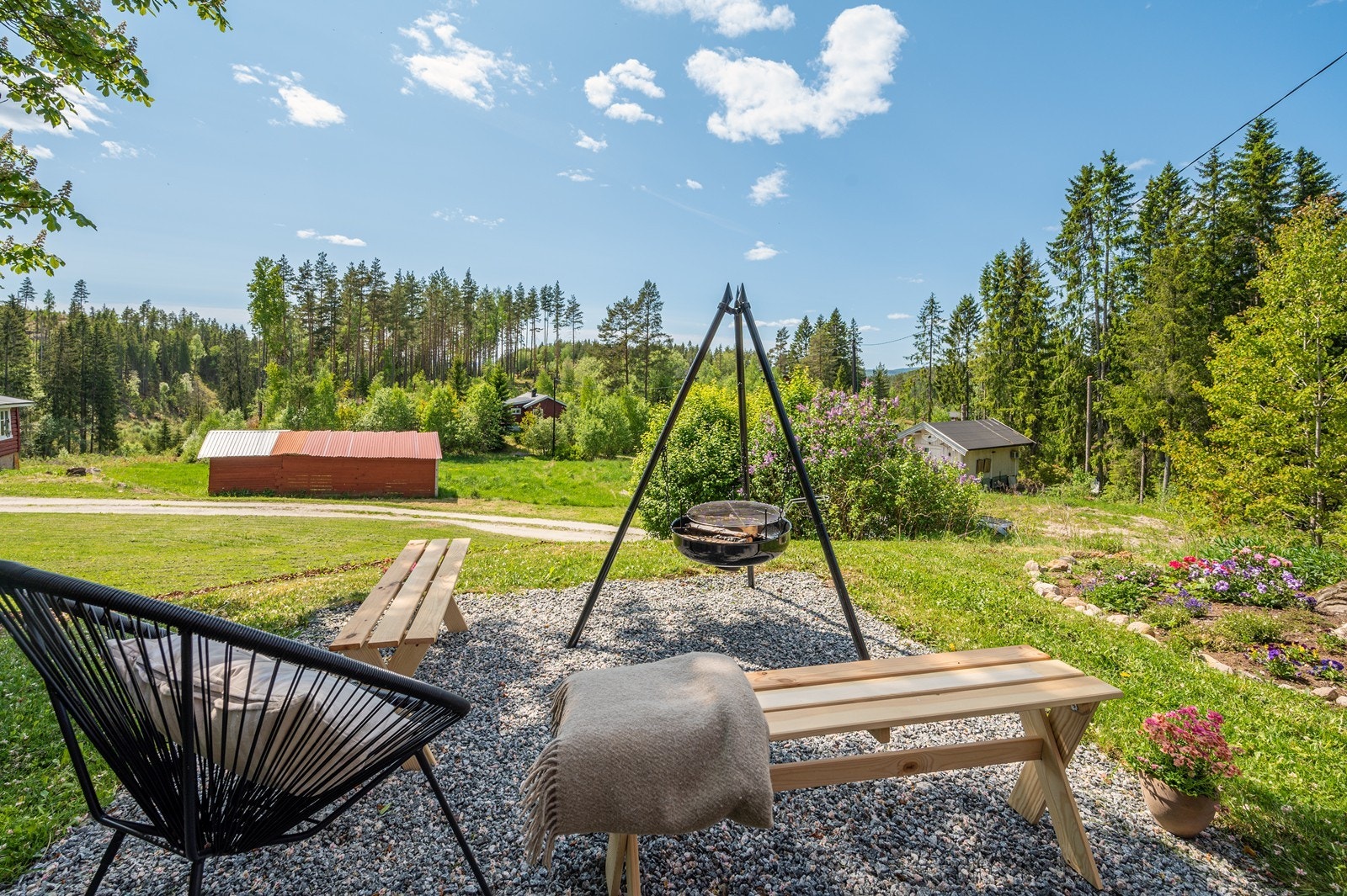 Det er flere solrike uteplasser på eiendommen. Galleribilde