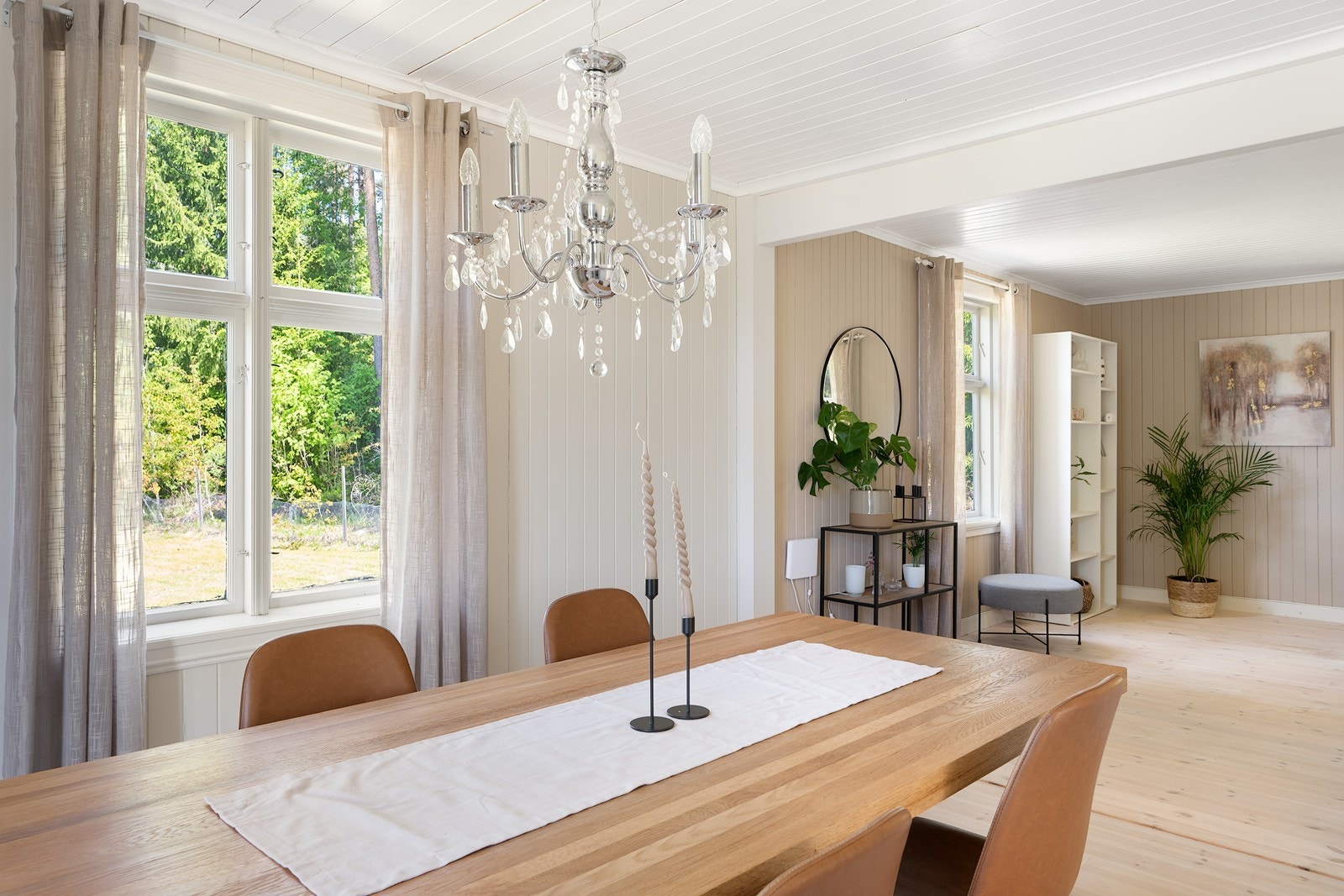 Rommet har malte panelvegger og lyst gulv. Galleribilde
