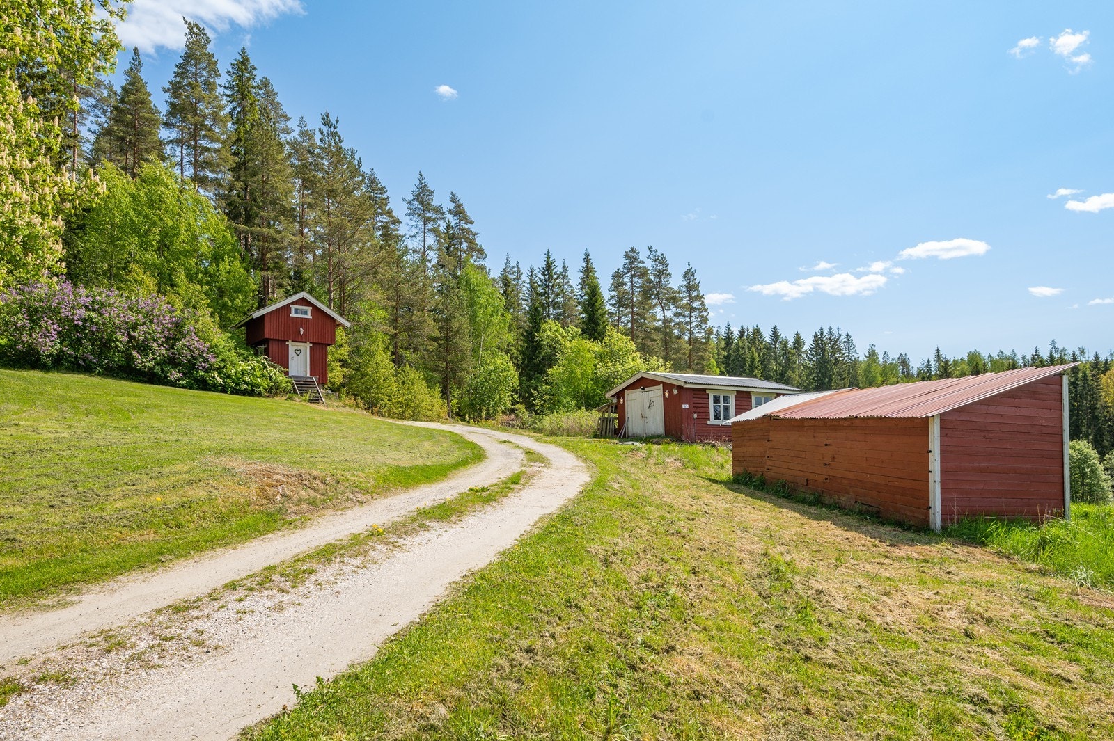 Bebyggelsen består av en sjarmerende enebolig over to plan, stabbur, uthus/garasje og et leskur benyttet til hestehold. Galleribilde