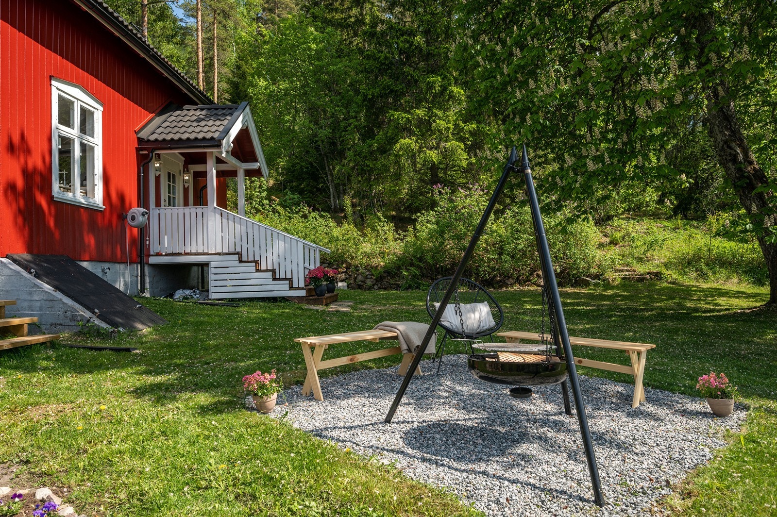 I forkant av boligen er det etablert en hyggelig bålplass. Galleribilde
