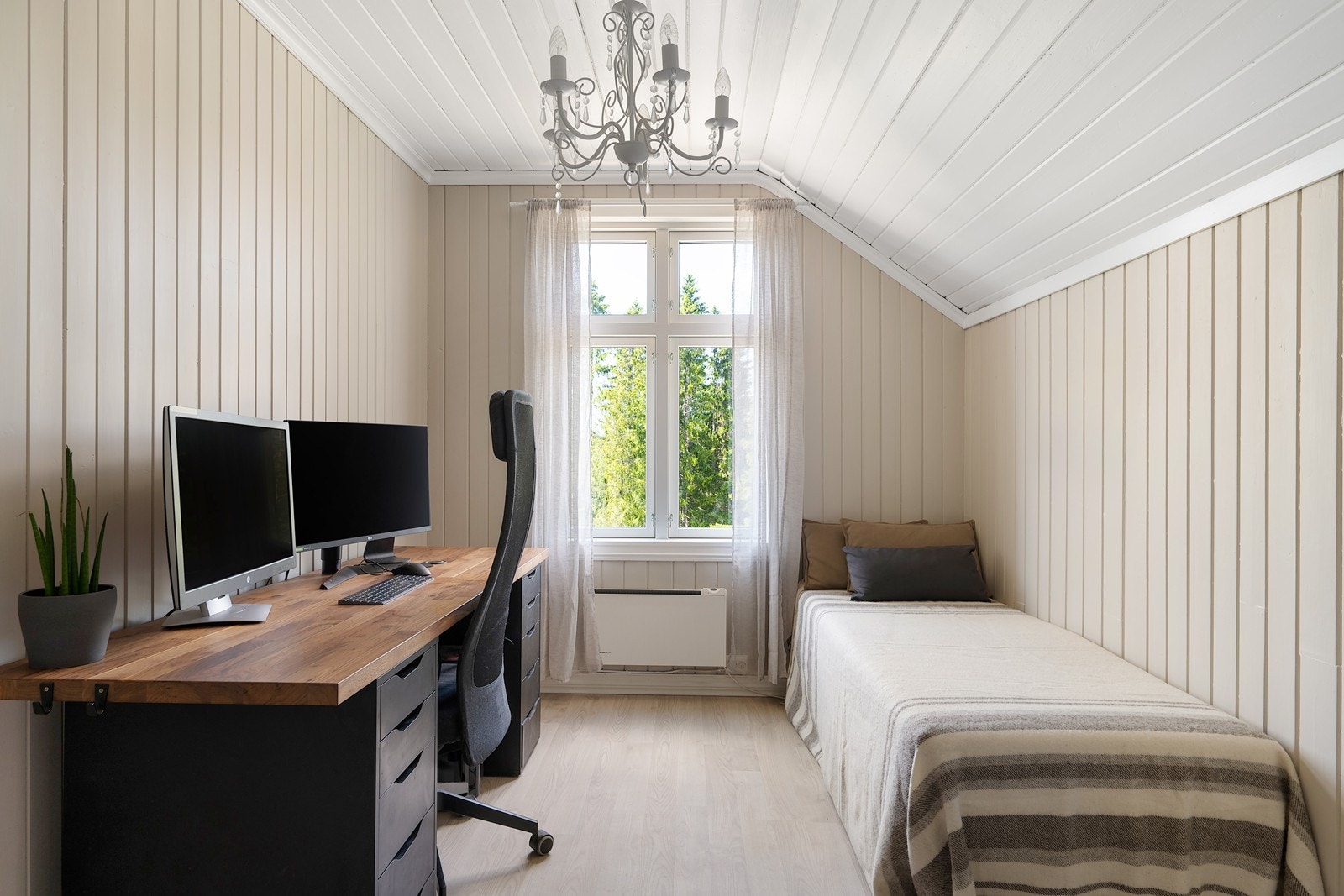 Begge rommene har malte panelvegger, lyse gulv og god plass til seng med tilhørende møblement. Galleribilde