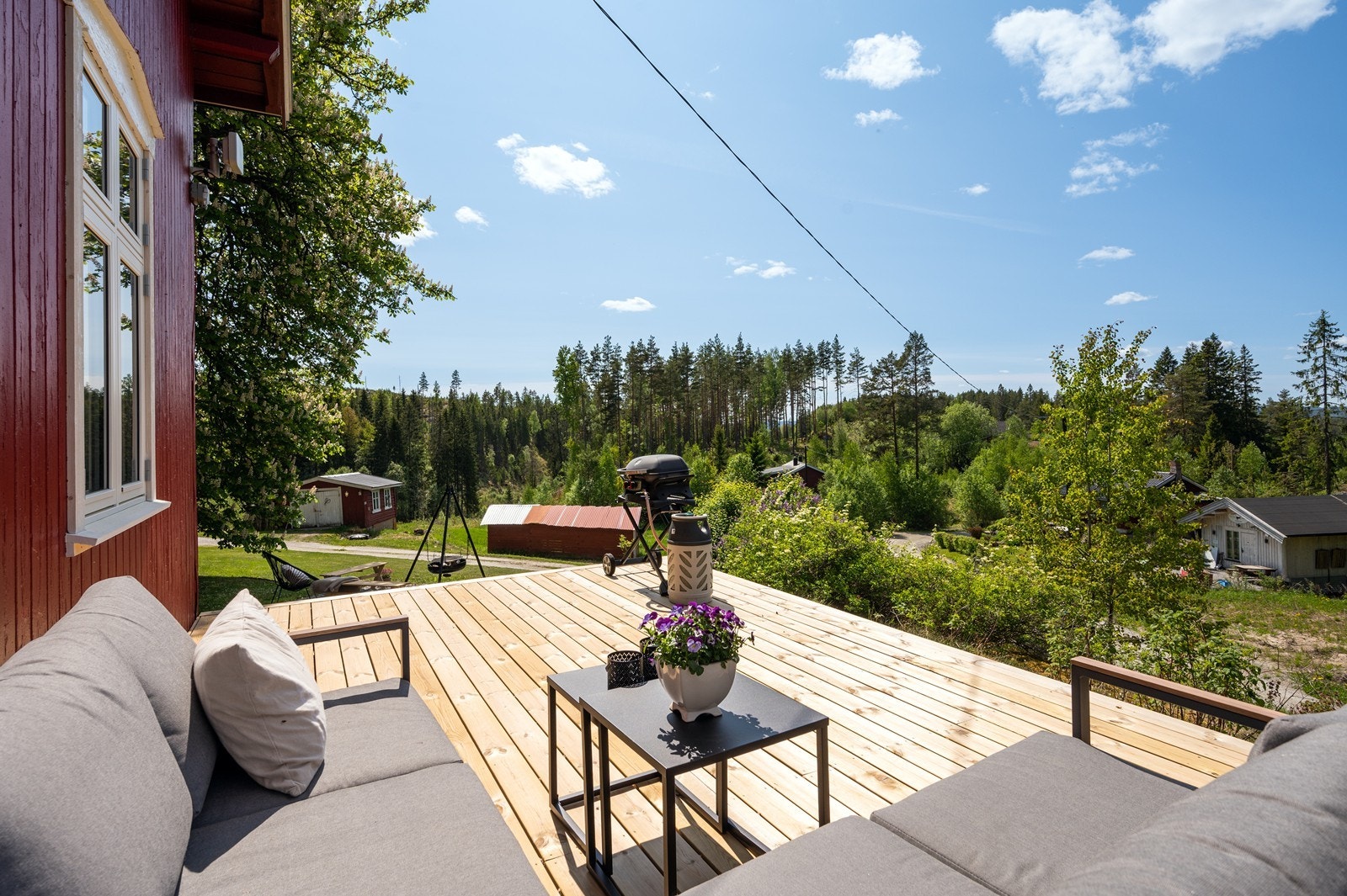 Det er god plass til utegruppe og grill på terrassen. Galleribilde
