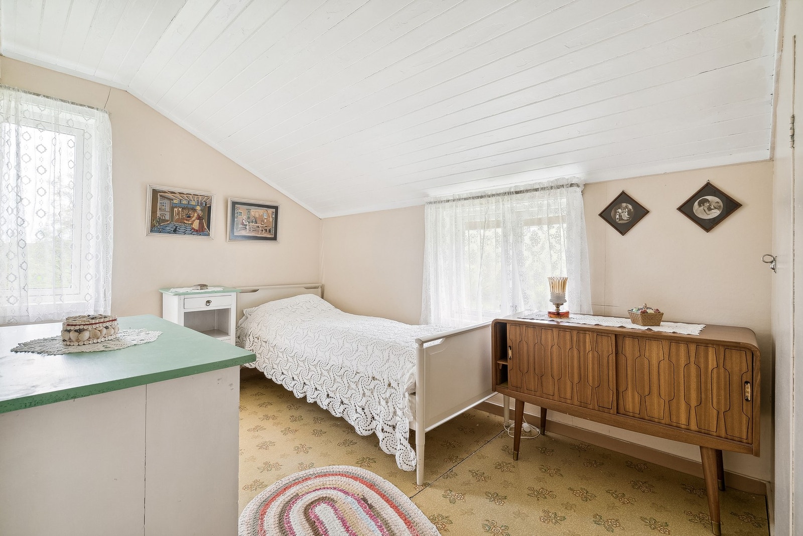 Alle soverom har plass til seng og tilhørende møblement Galleribilde