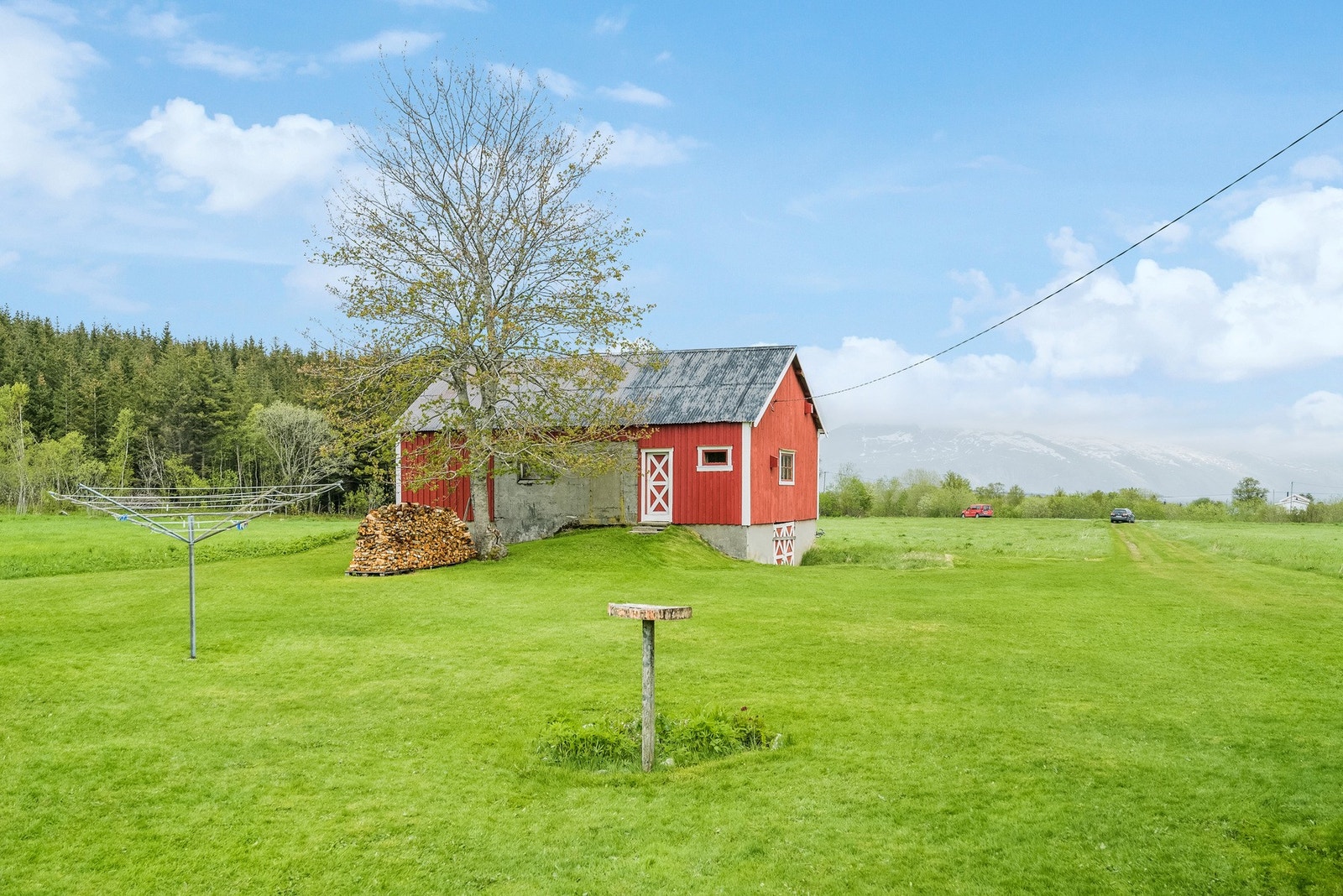 I Fjøsbygningen fra 1939 finner du en låve som er det perfekte stedet for kreative prosjekter, med muligheter for både atelier og verksted Galleribilde