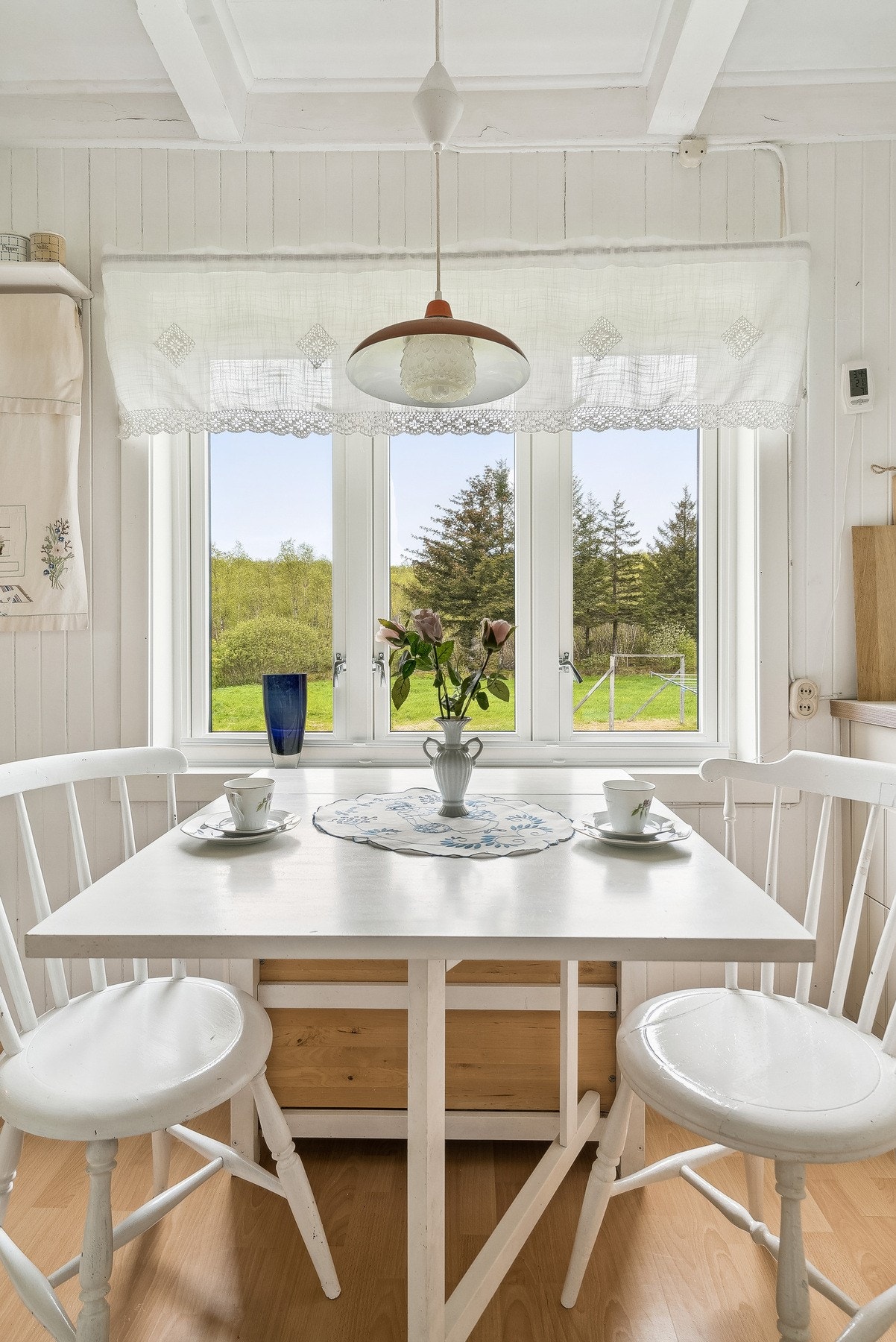 Under vindu er det naturlig plass for frokostgruppe - nye vinduer fra 2019 Galleribilde