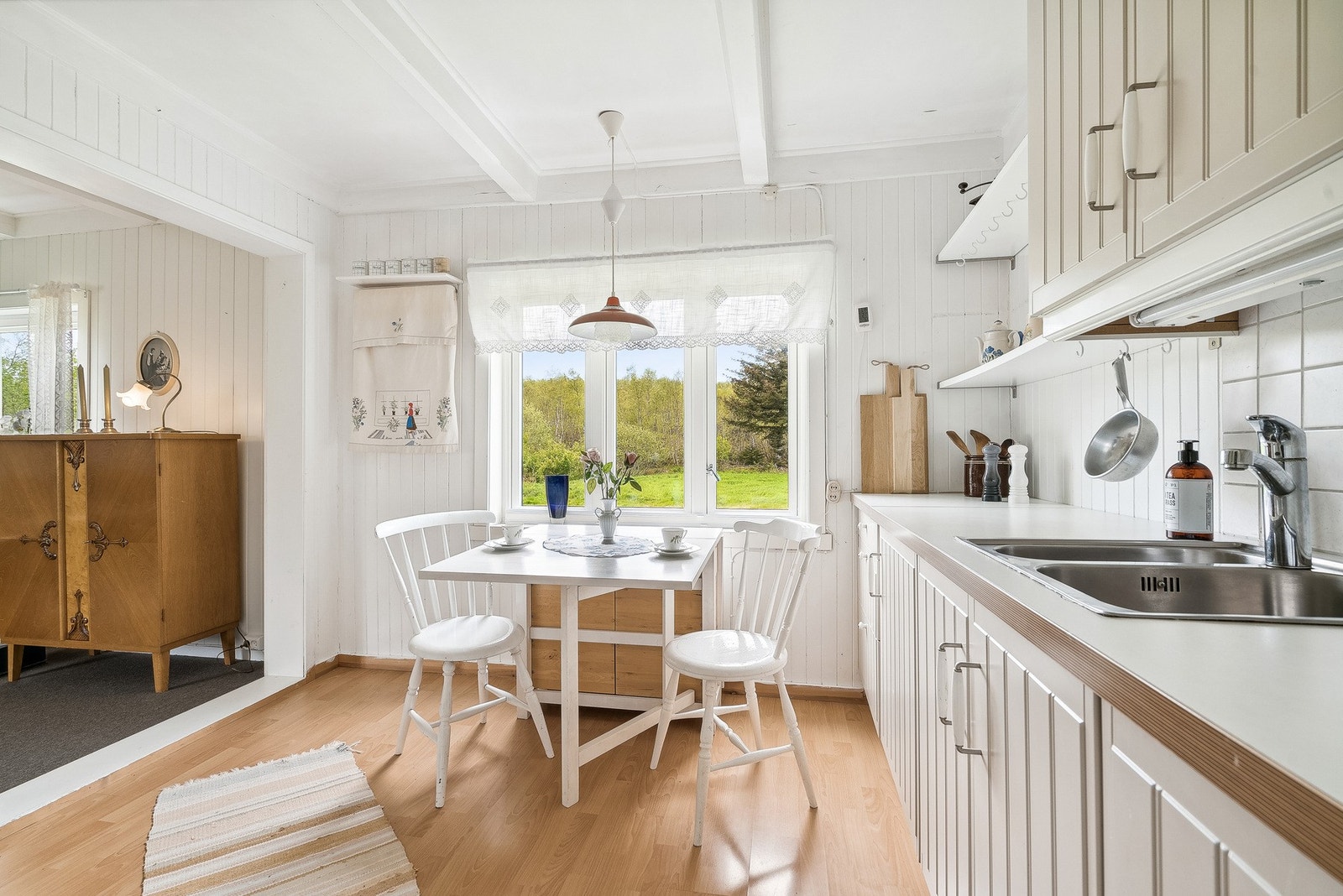 Kjøkken med moderne fargevalg og kjøkkeninnredning med landlig preg Galleribilde