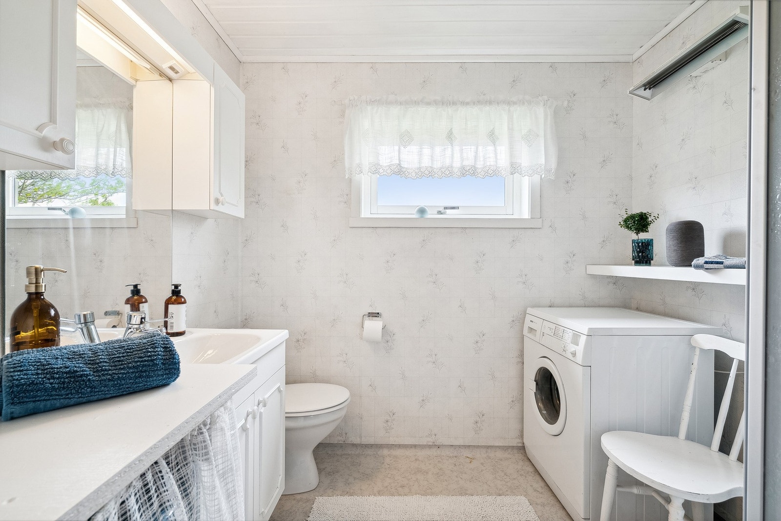 Baderom med opplegg for vaskemaskin - Badet er etablert i 1991 Galleribilde