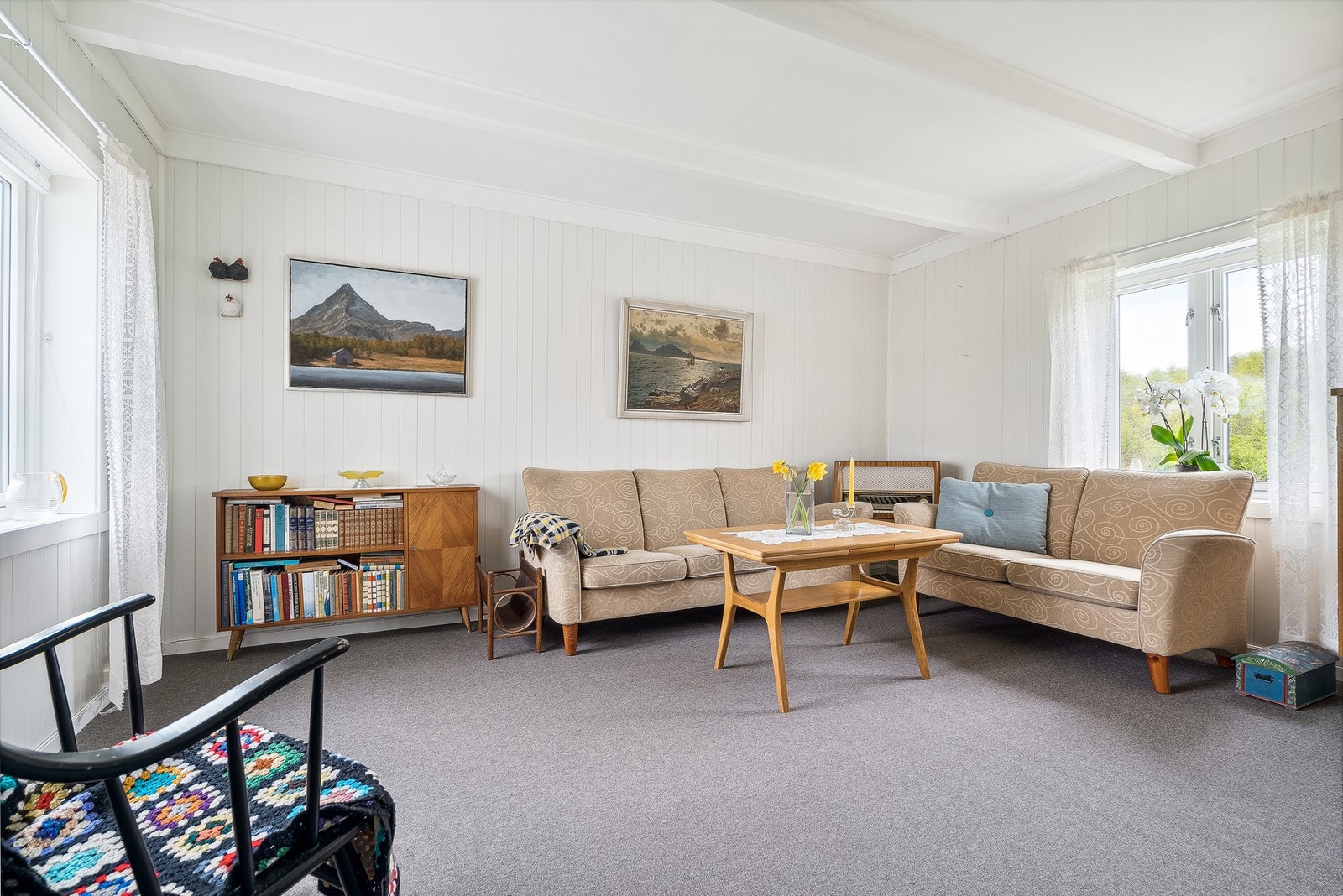 Stuen fremstår som lys og luftig - Vinduene er byttet i 2019. Galleribilde