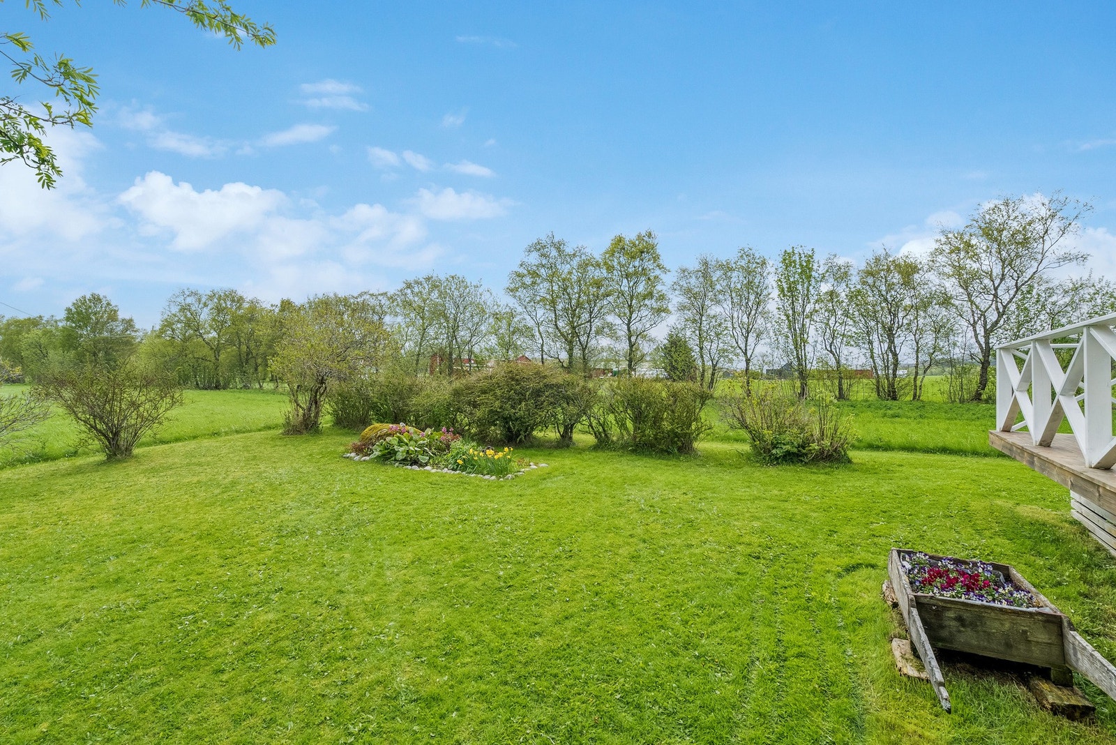 Stor, koselig og pent hage opparbeidet med plen og beplantning Galleribilde