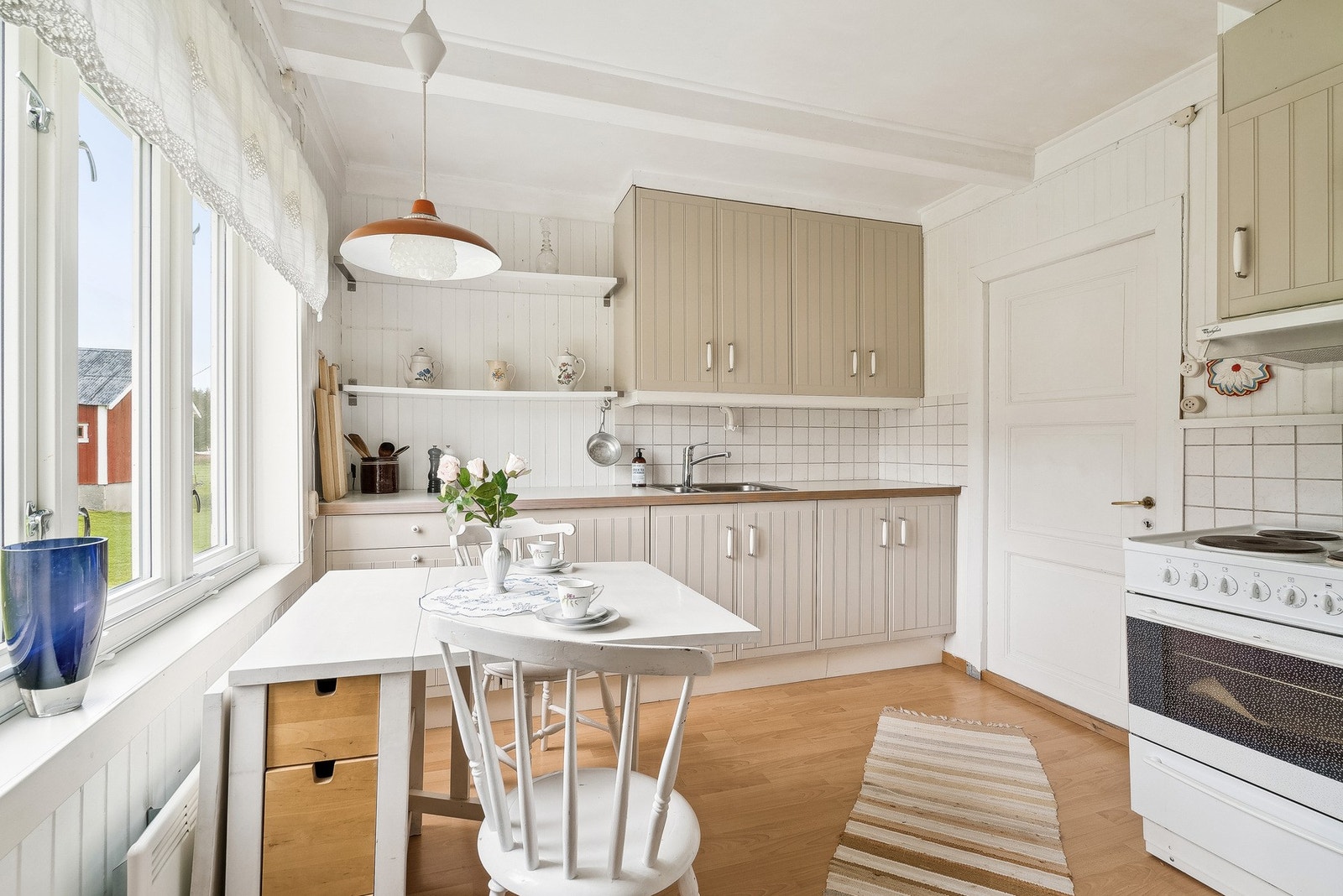 Boligen har en lys og luftig atmosfære som er gjennomgående i alle rom Galleribilde