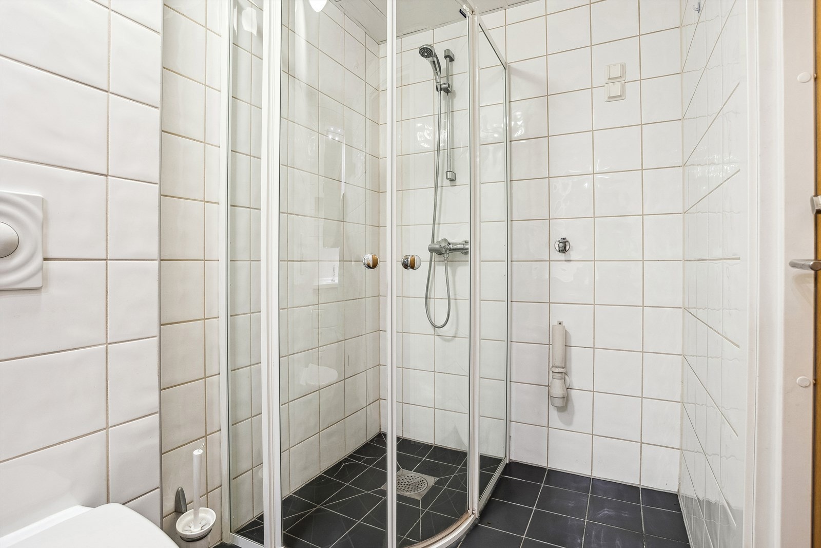 Bad/vaskerom har flis fra gulv til tak Galleribilde