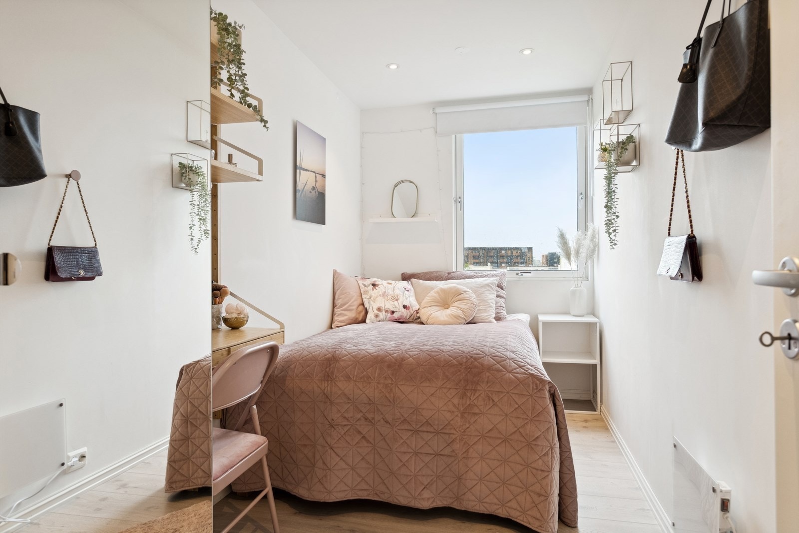 Felles for de tre soverommene er at de vender ut mot rolige omgivelser og har en flott utsikt mot bykjernen. Galleribilde