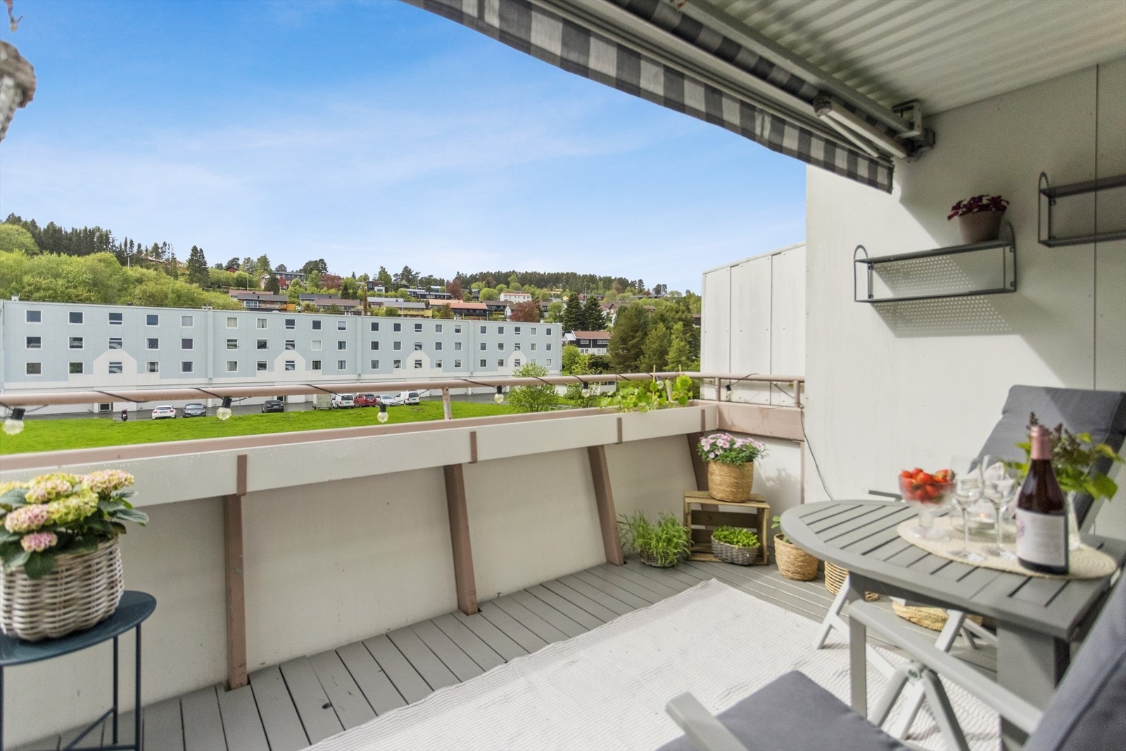 Leiligheten ligger i 3.etasje (toppetasjen) med solrik balkong på 9 m². Galleribilde