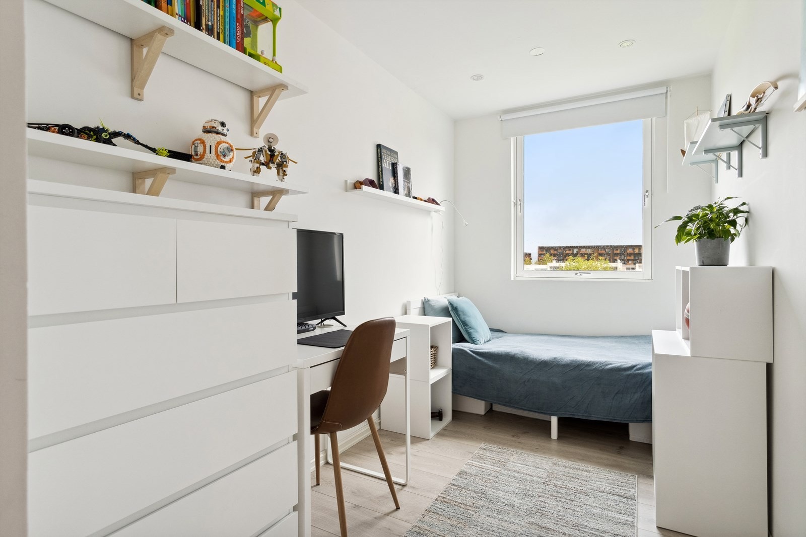 Har man ikke behov for tre soverom kan et av rommene fint brukes som hjemmekontor eller gjesteværelse. Galleribilde