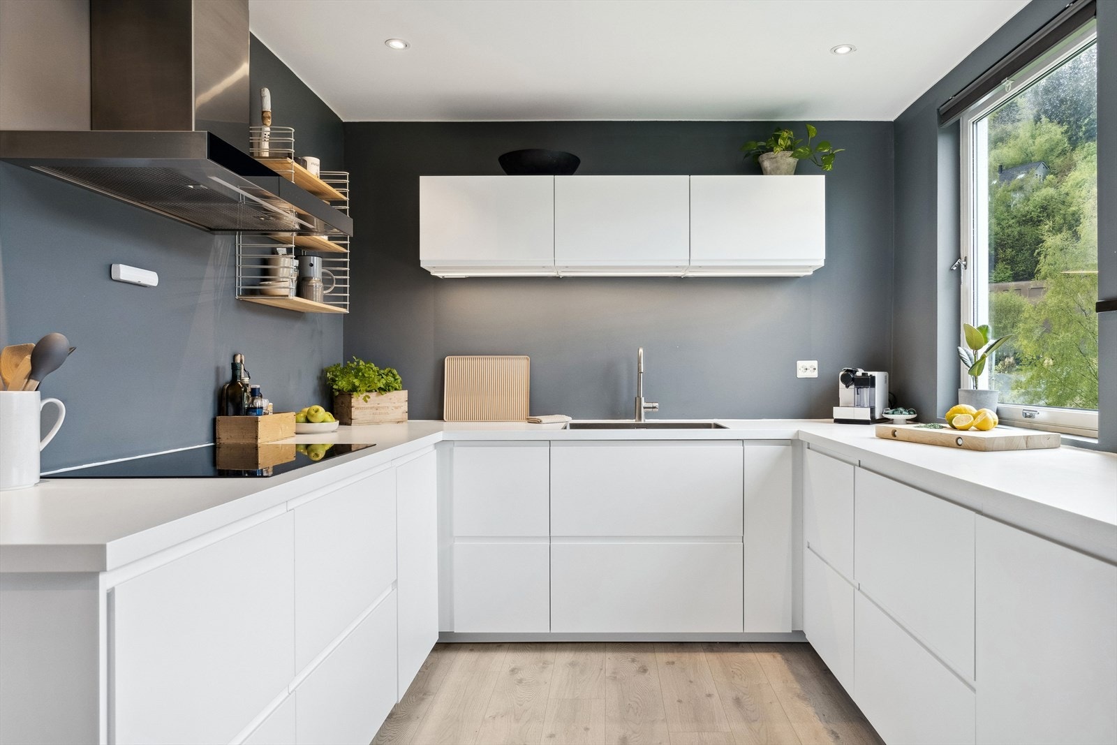 Et svært romslig kjøkken (14,5 m²) med god plass til å lage de herligste retter for venner og familie. Galleribilde