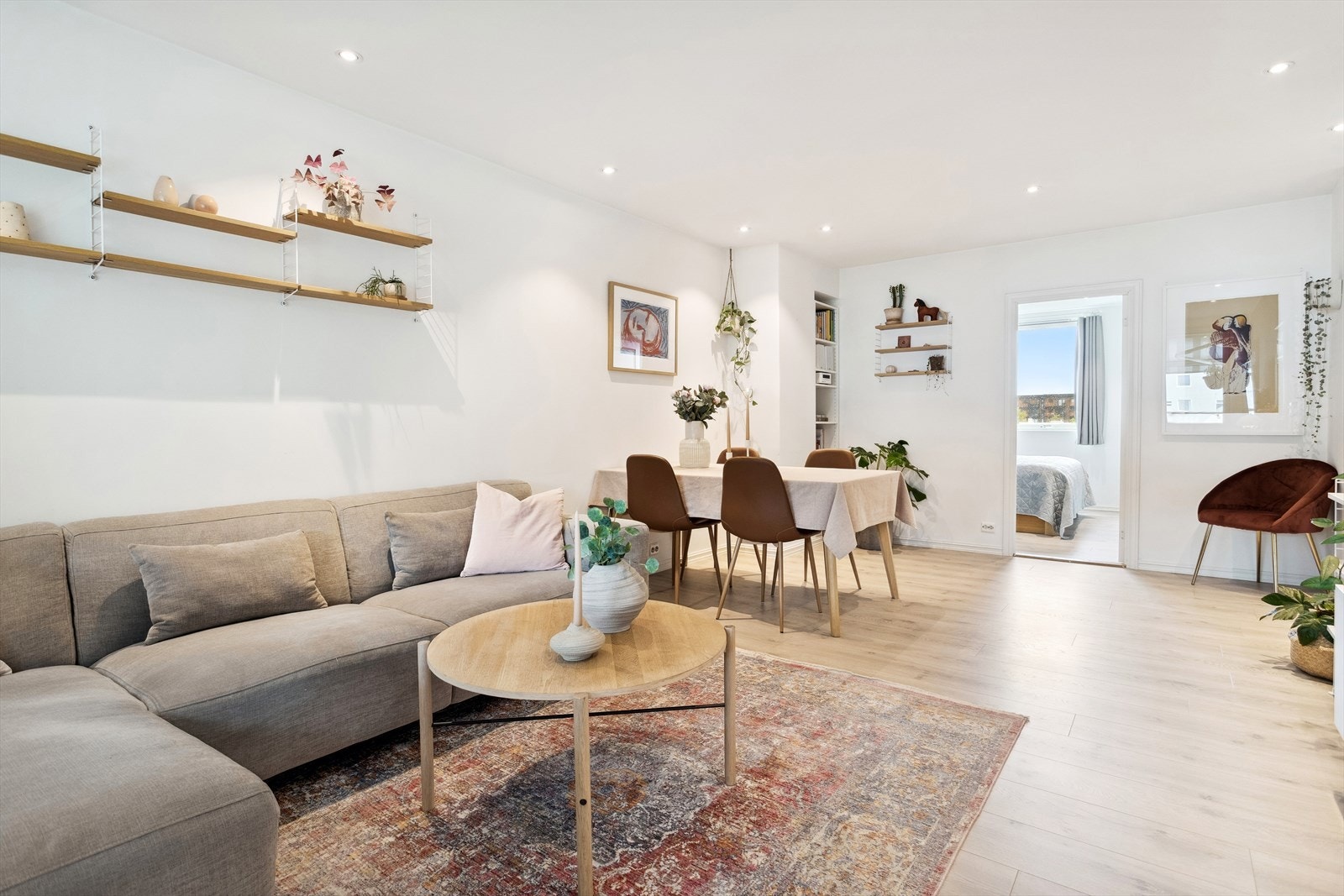 Stuen er på 22,5 m². Det gir flere møbleringsmuligheter og god plass til både sofagruppe og spisebord. Galleribilde