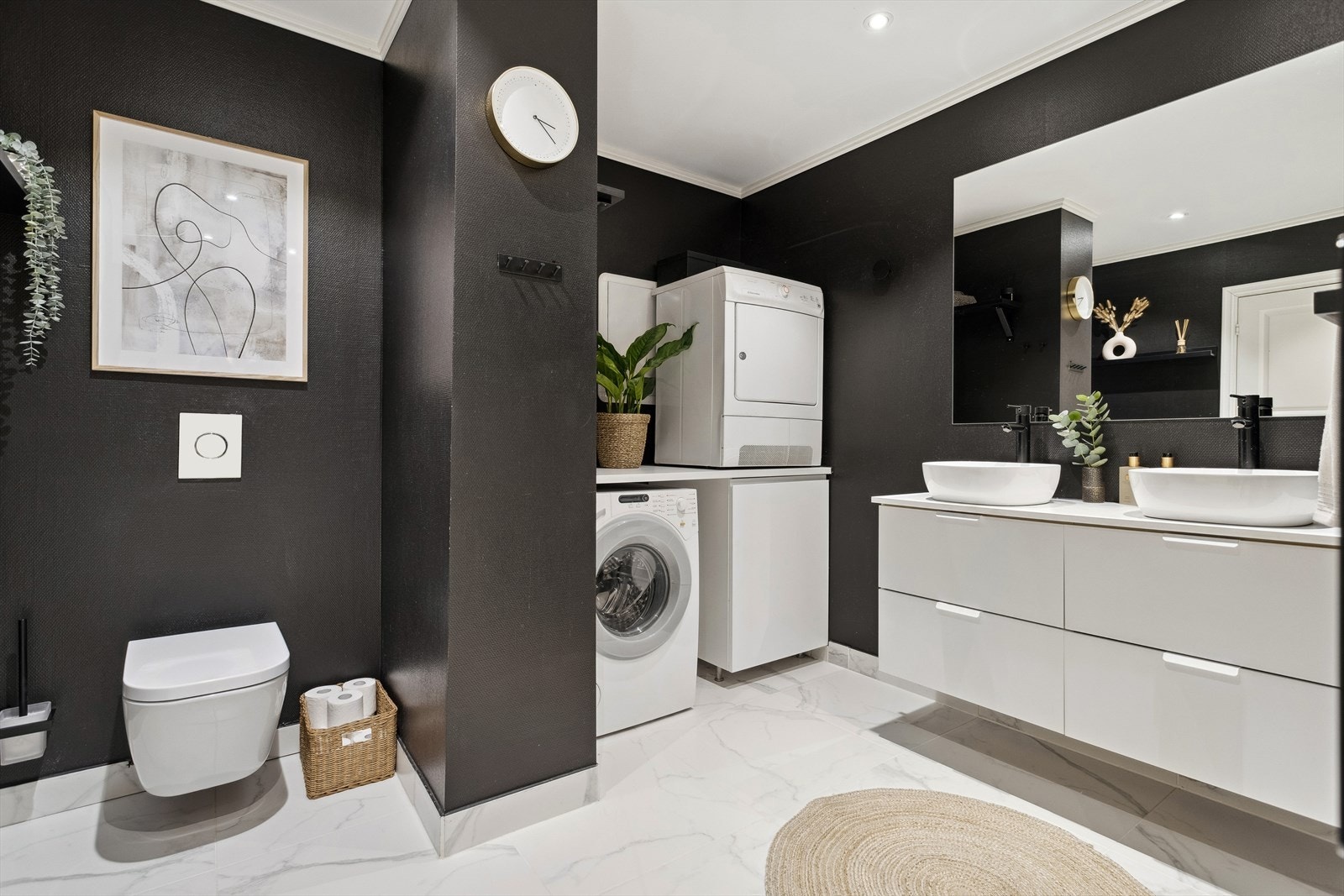 Badet har opplegg for vaskemaskin og god plass til tørketrommel om ønskelig. Galleribilde