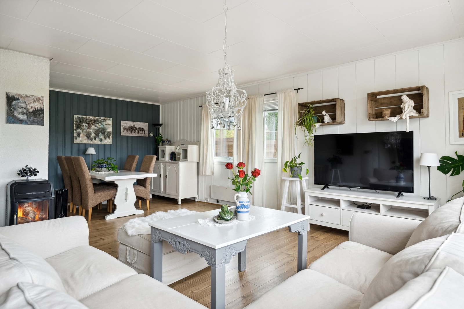 Det er vedovn på stuen. Galleribilde
