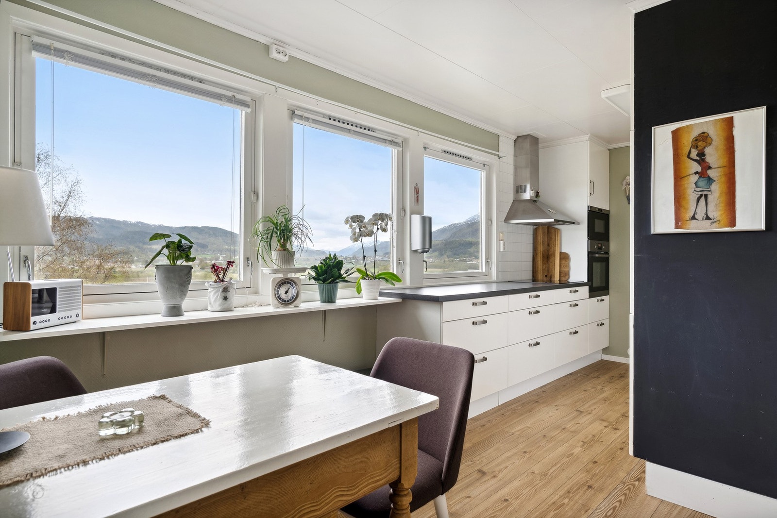 Fint kjøkken med plass til sittegruppe Galleribilde