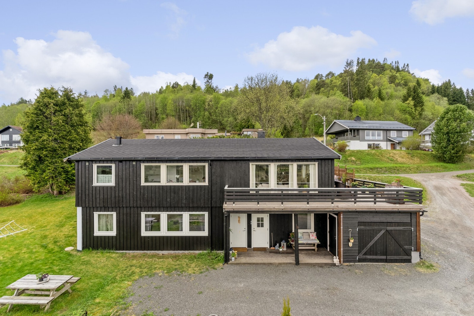 Enebolig med garasje og utleiedel. Galleribilde