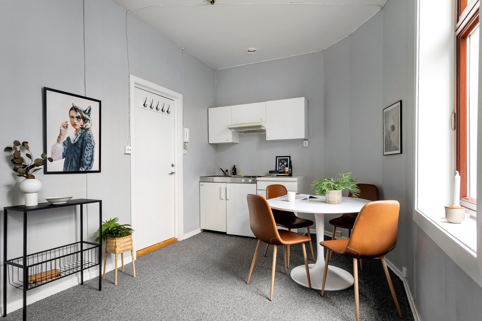 Stue/oppholdsrom med plass til seng/sofa, spisebord og øvrig møblement. Galleribilde