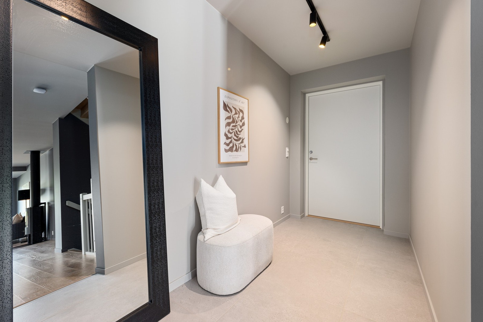 Romslig entré med god plass til garderobeløsninger. Galleribilde