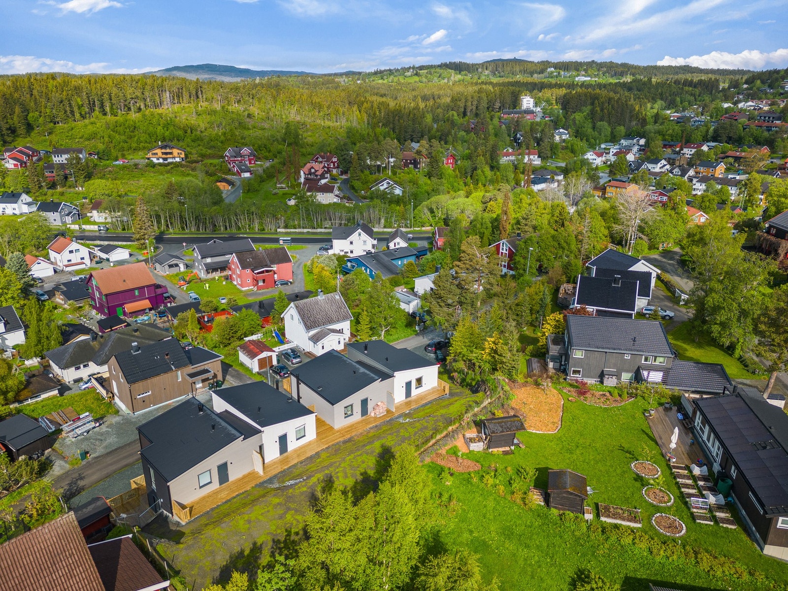 På baksiden har hvert hus en egen skjermet hage med gode solforhold og fin utsikt i rolige omgivelser. Kort vei rett inn i Bymarka. Galleribilde