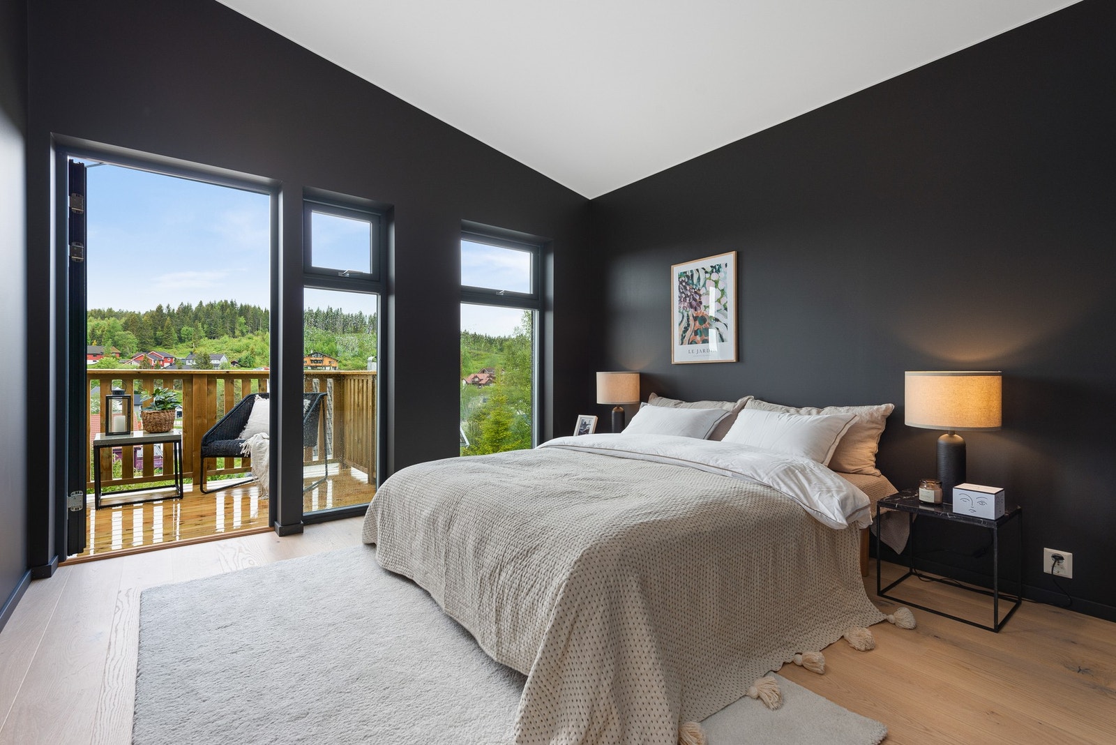 Master bedroom på 16 kvm. med egen utgang til egen balkong. Galleribilde